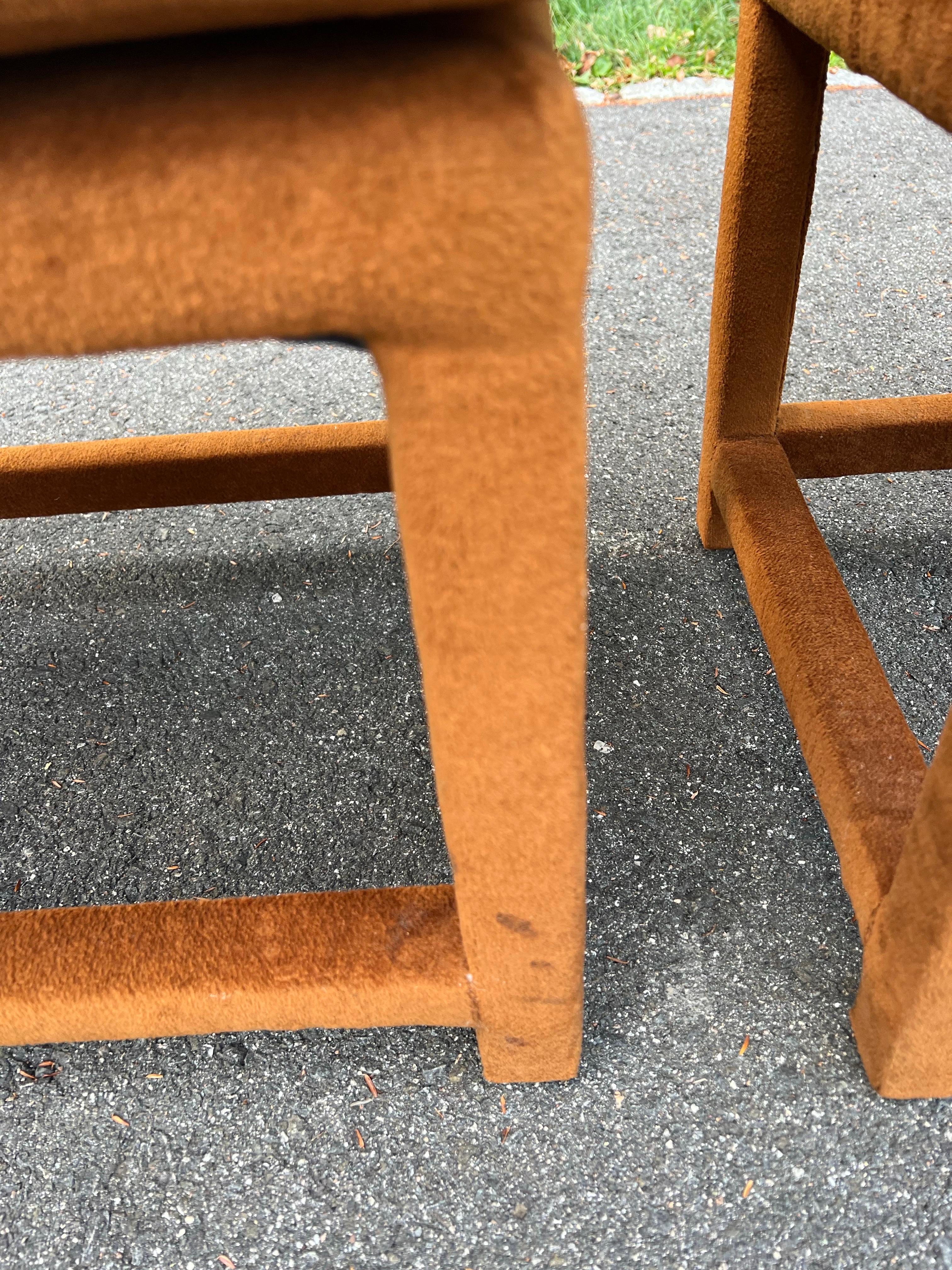 Paire d'ottomans du milieu du siècle en or orange brûlé avec coussins en vente 14