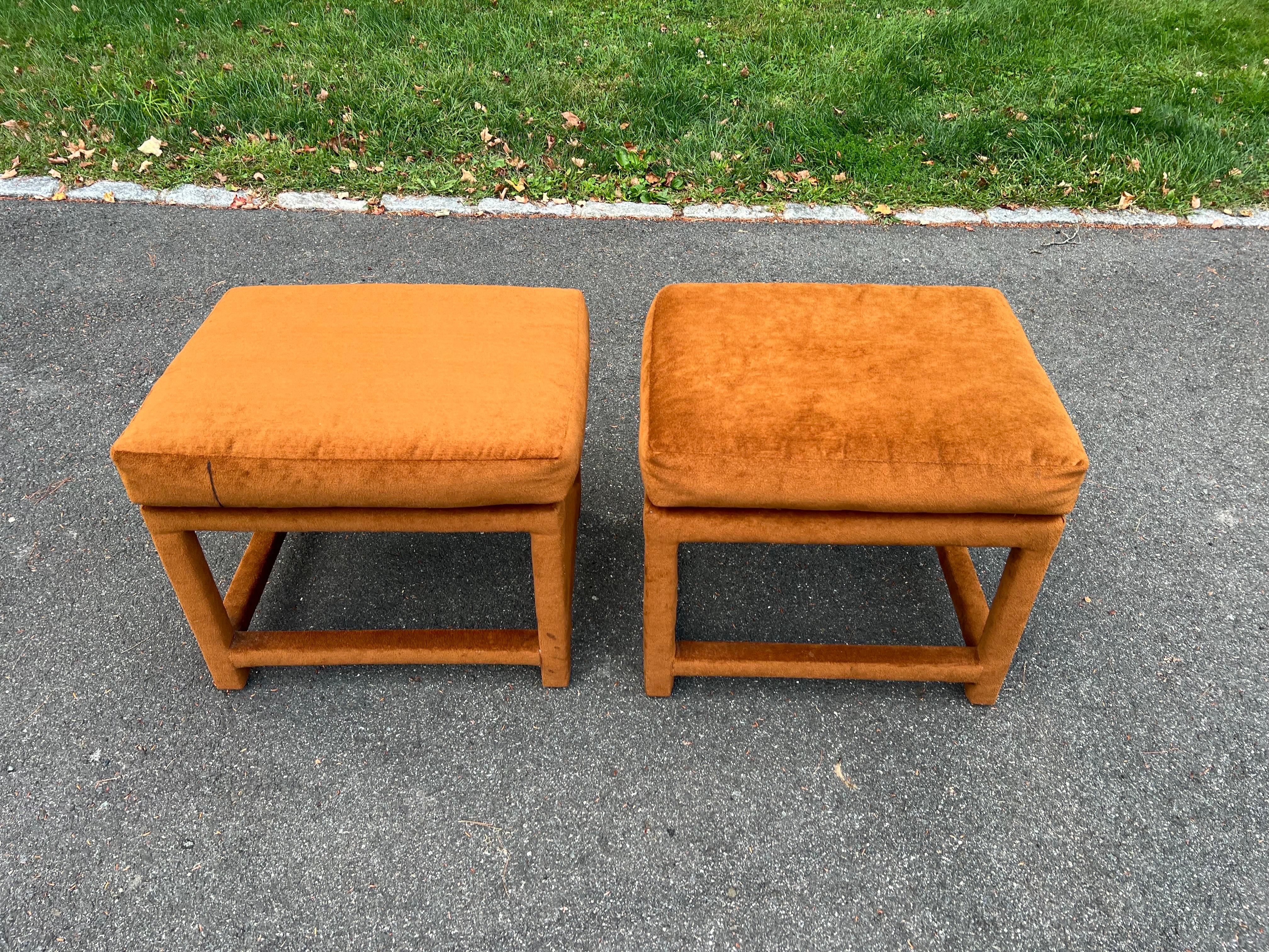 Mid-Century Modern Paire d'ottomans du milieu du siècle en or orange brûlé avec coussins en vente