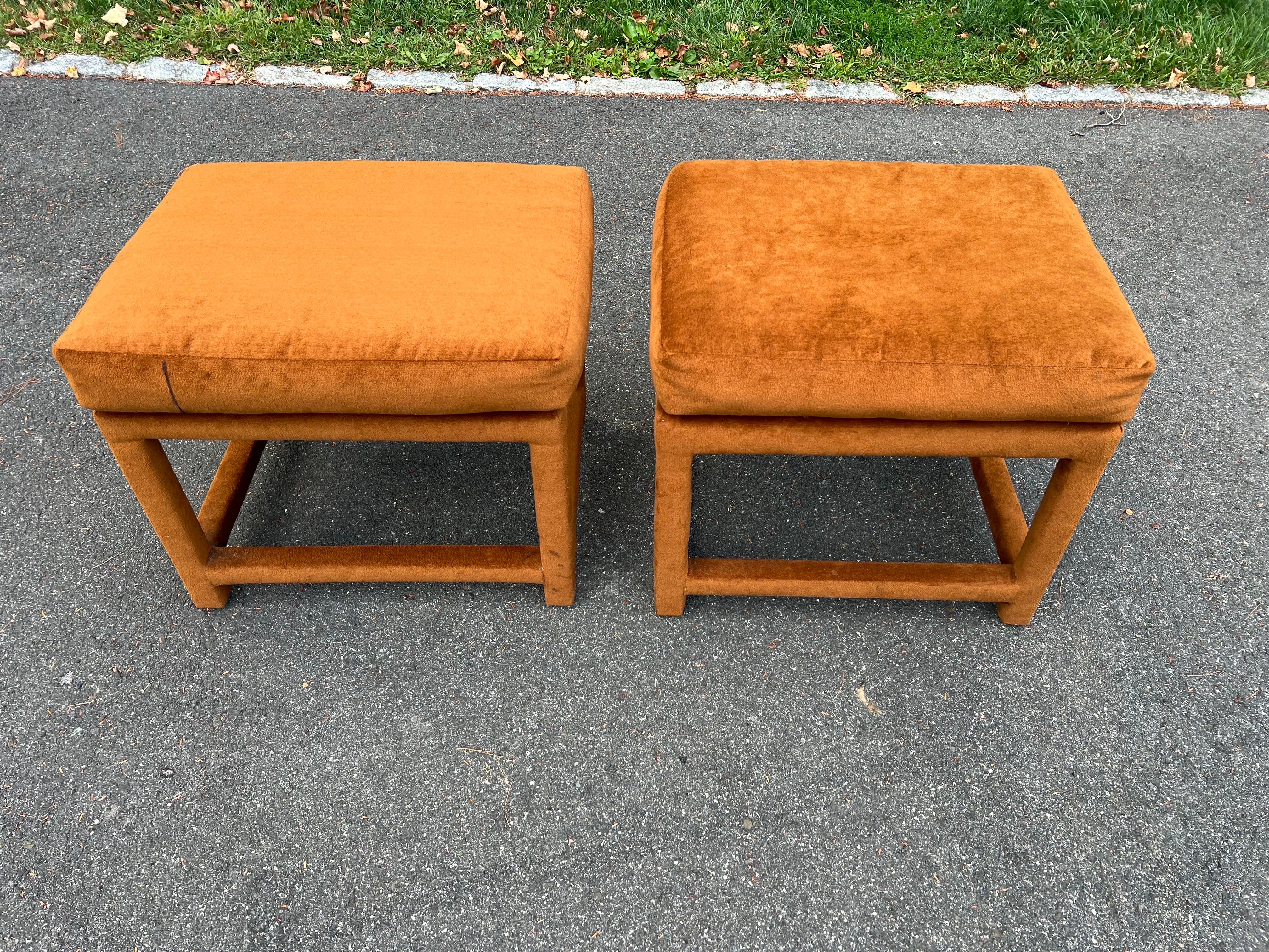 Paire d'ottomans du milieu du siècle en or orange brûlé avec coussins Bon état - En vente à Redding, CT