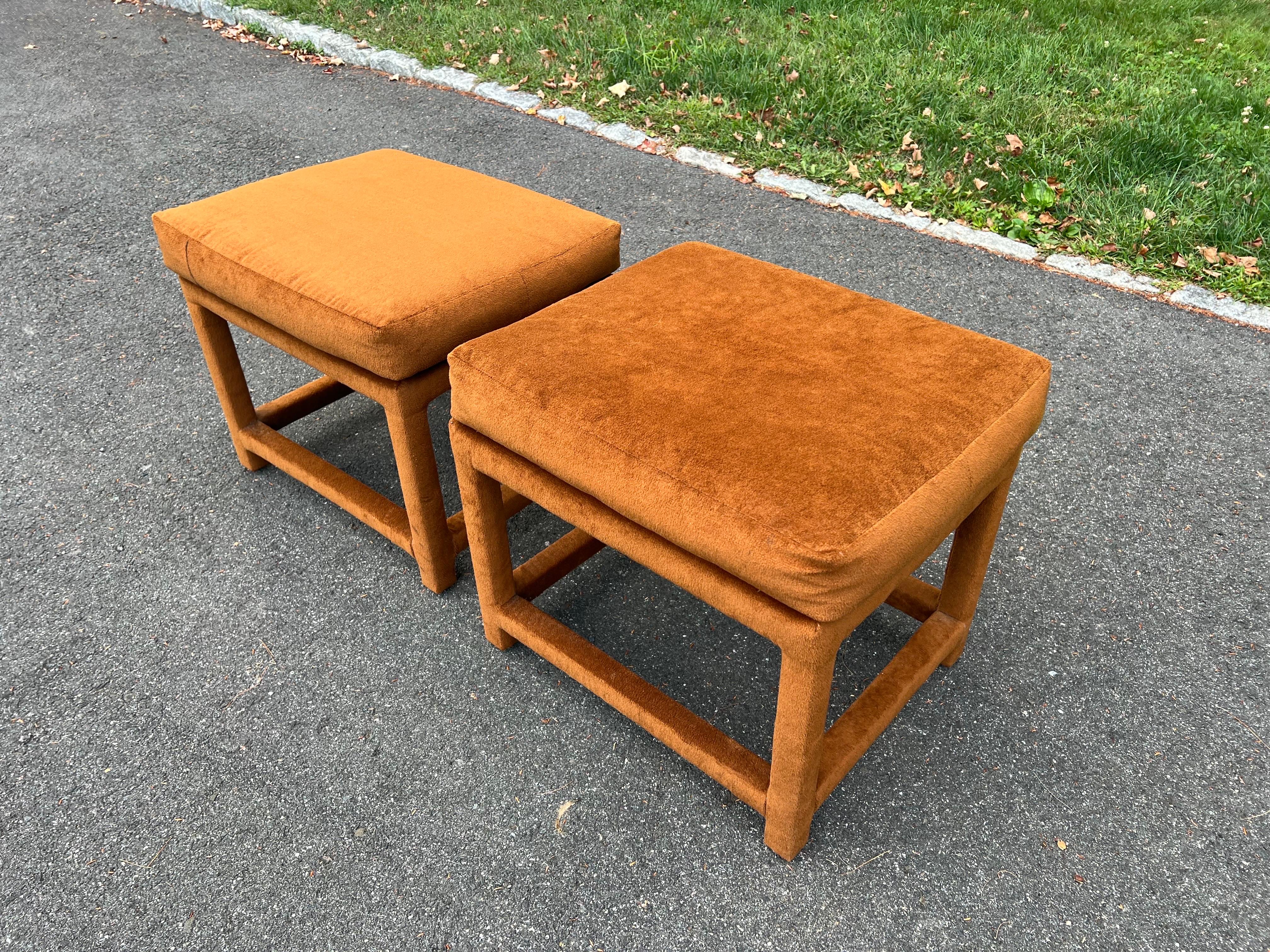 Milieu du XXe siècle Paire d'ottomans du milieu du siècle en or orange brûlé avec coussins en vente