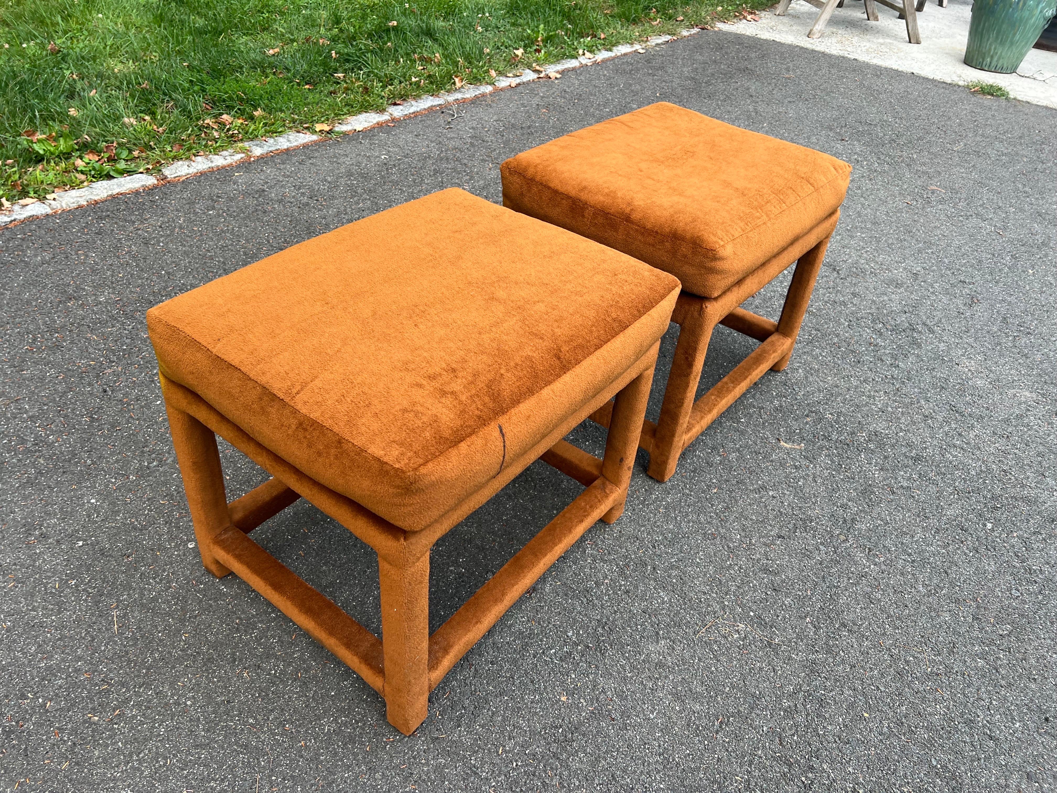 Tissu d'ameublement Paire d'ottomans du milieu du siècle en or orange brûlé avec coussins en vente