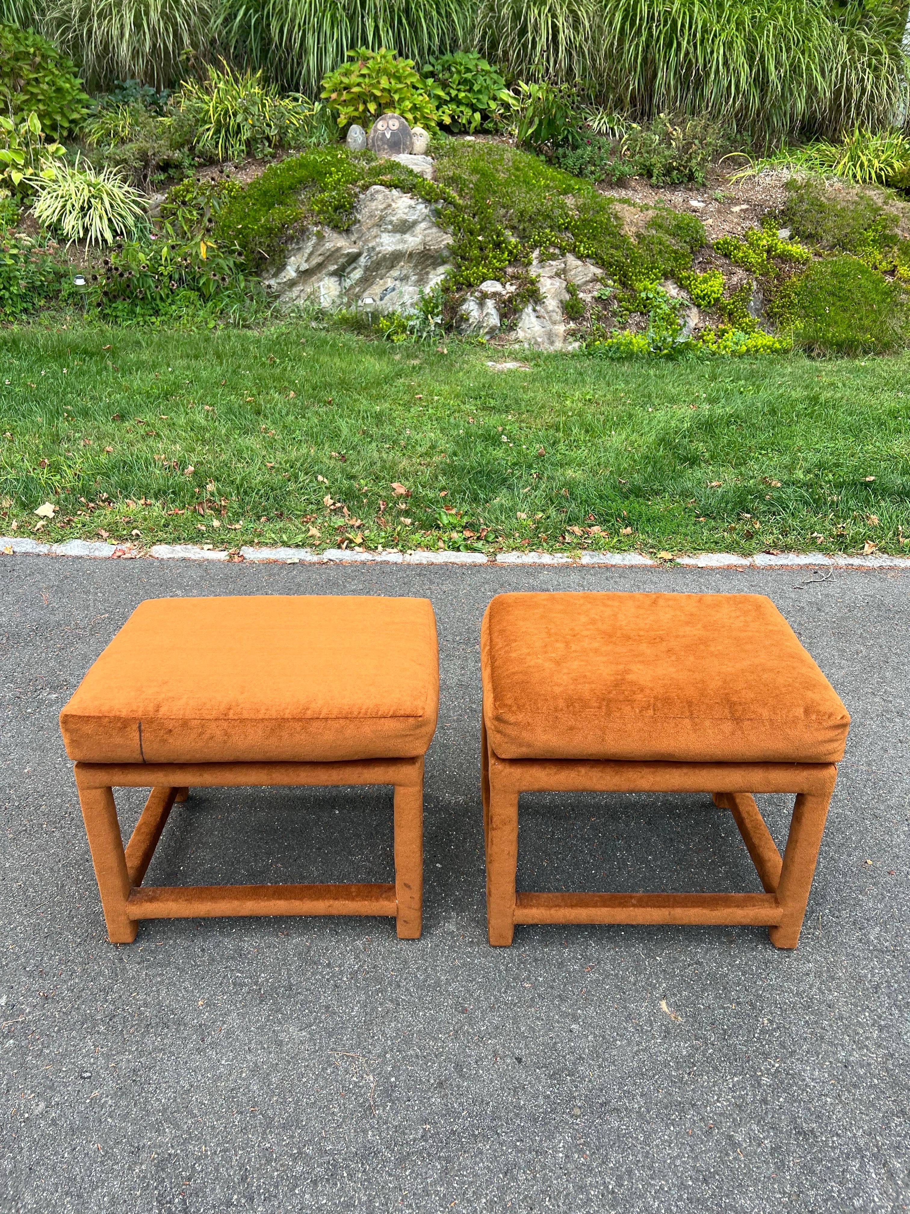 Paire d'ottomans du milieu du siècle en or orange brûlé avec coussins en vente 1