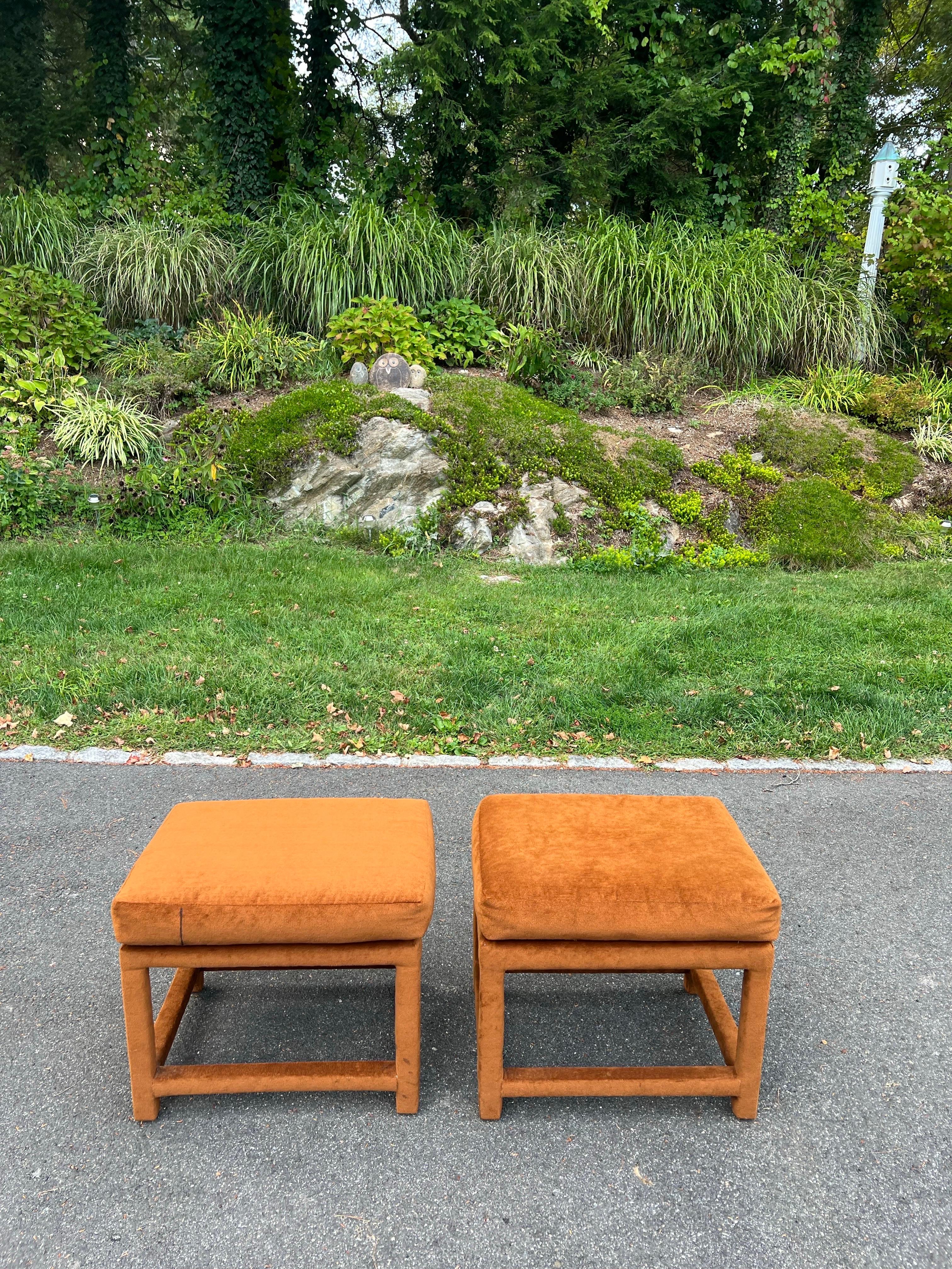 Paire d'ottomans du milieu du siècle en or orange brûlé avec coussins en vente 2