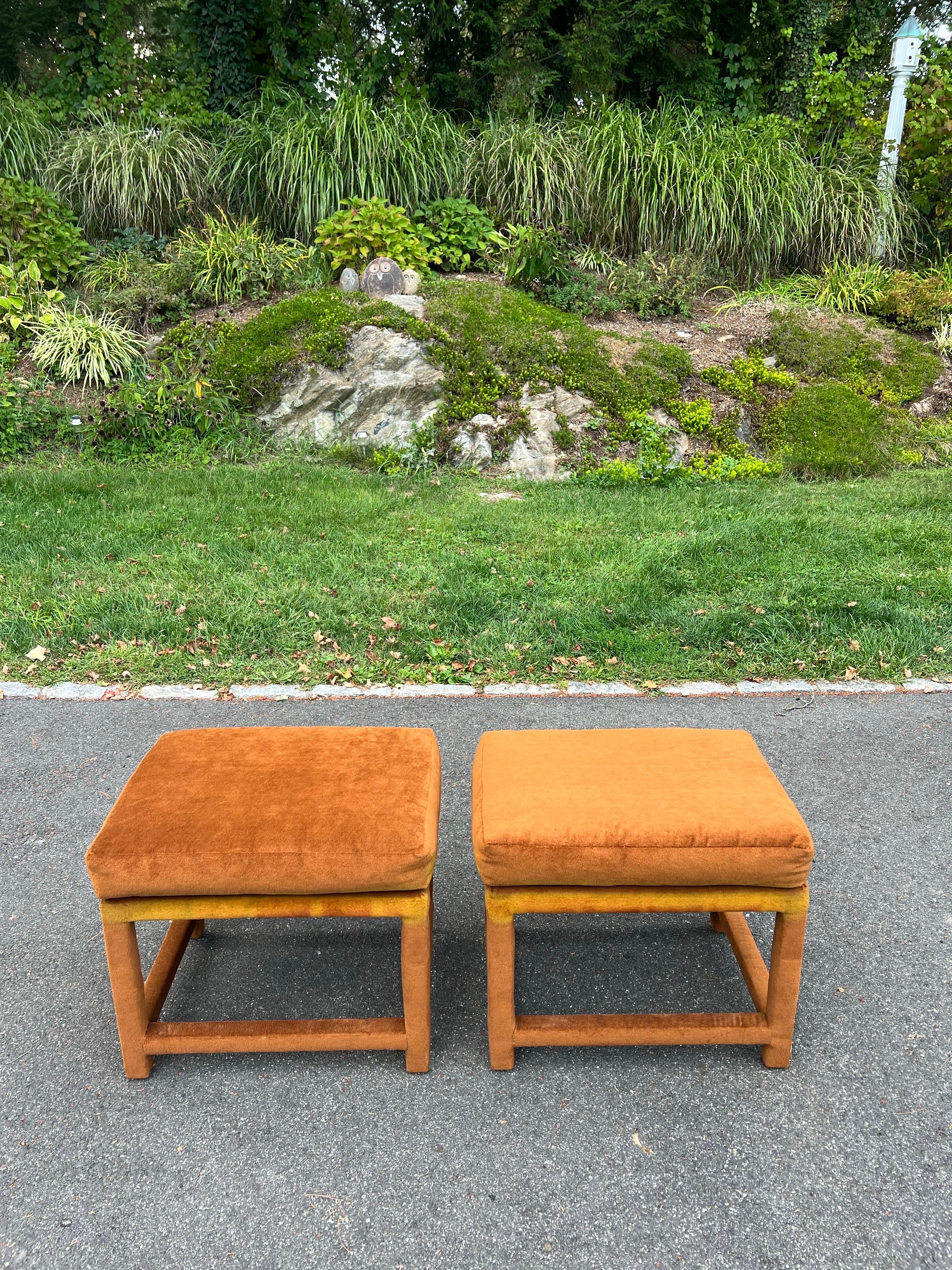 Paire d'ottomans du milieu du siècle en or orange brûlé avec coussins en vente 3