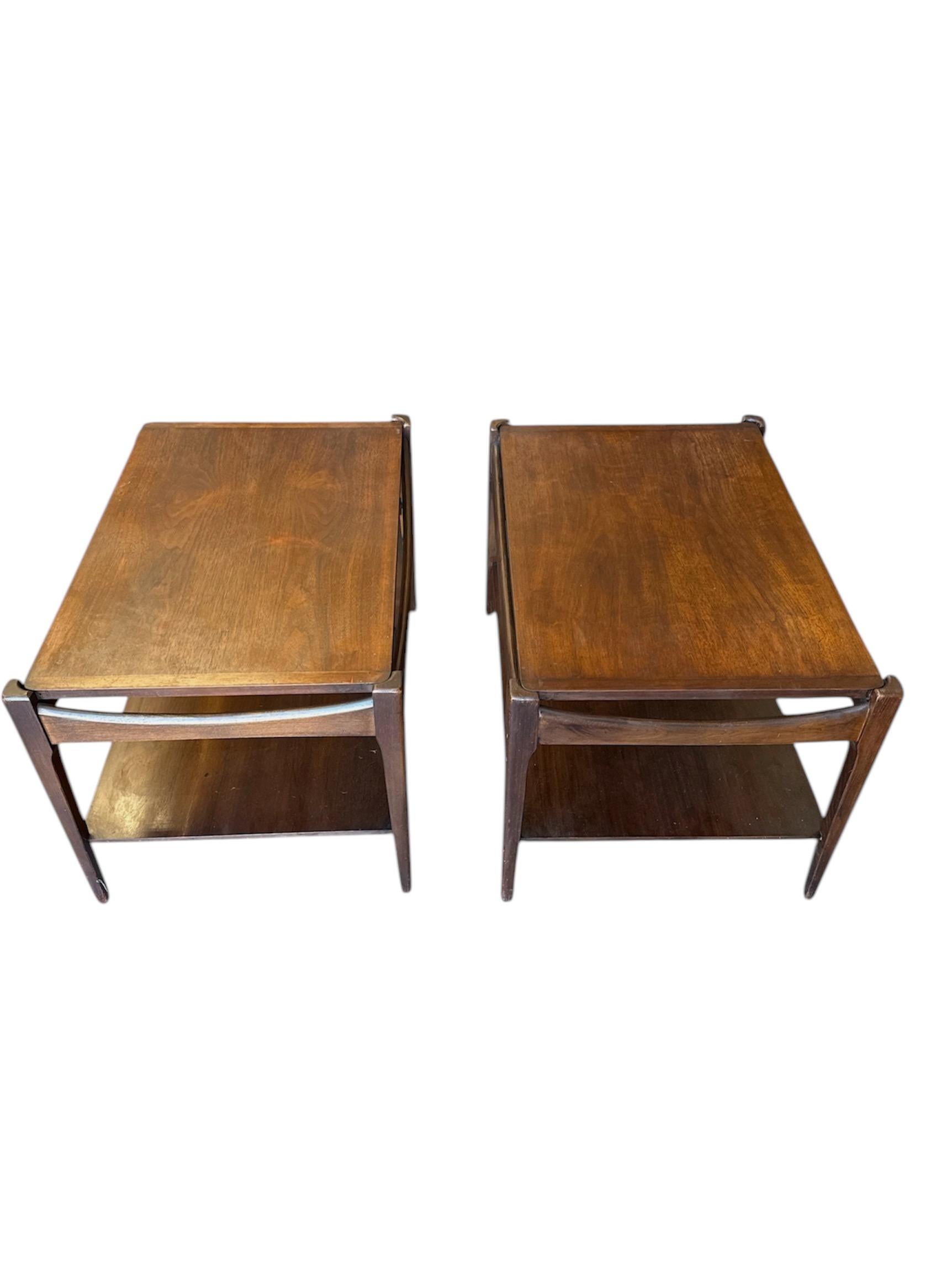 Añade un toque de sofisticación retro y encanto funcional a tu hogar con esta impresionante Pareja de Mesas Auxiliares Bassett de mediados de siglo inspiradas en el danés y fabricadas en nogal. Inspiradas en los principios de diseño atemporal de los