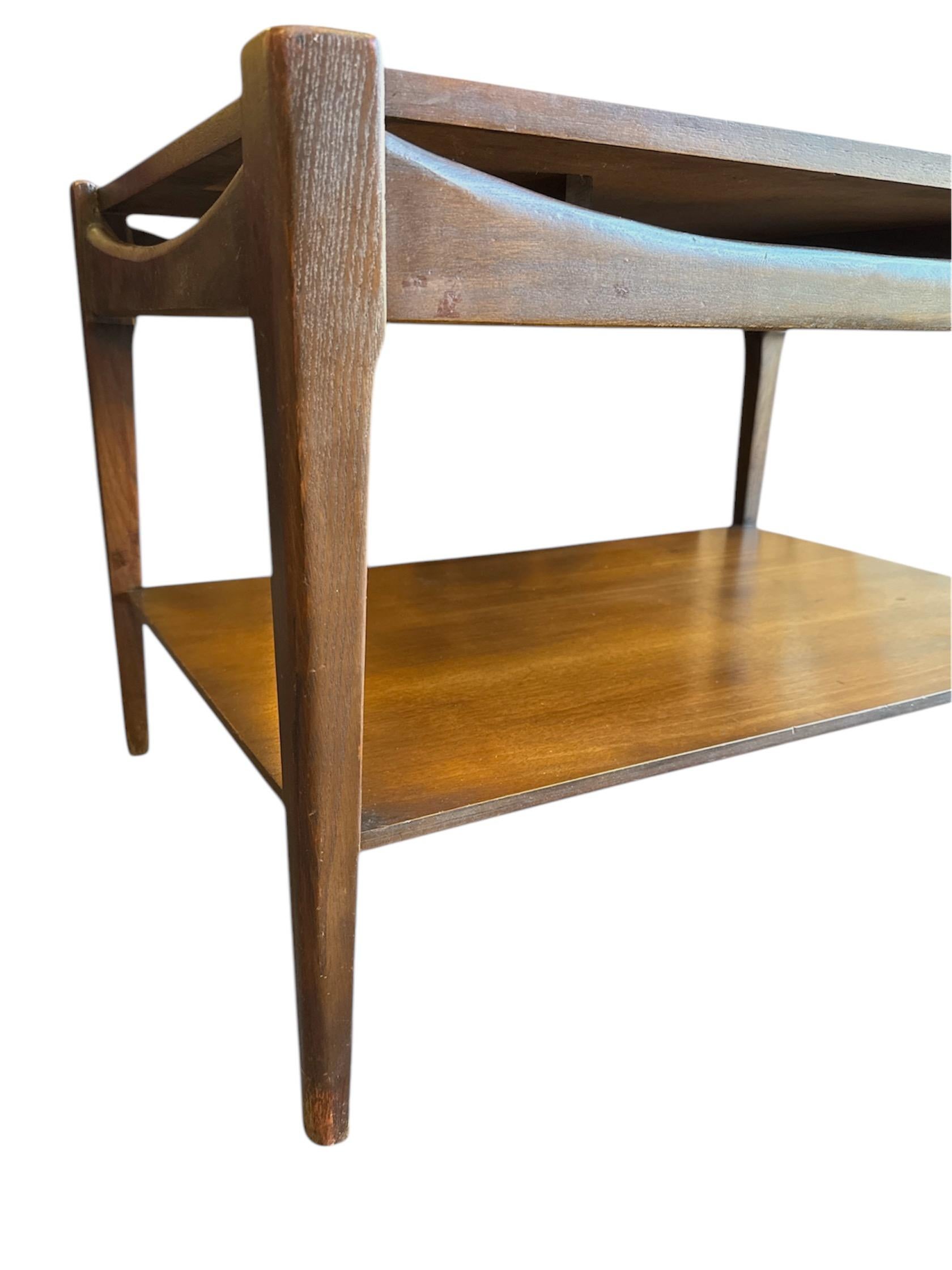 Pareja de mesas auxiliares de nogal de mediados de siglo de inspiración danesa Bassett Madera en venta