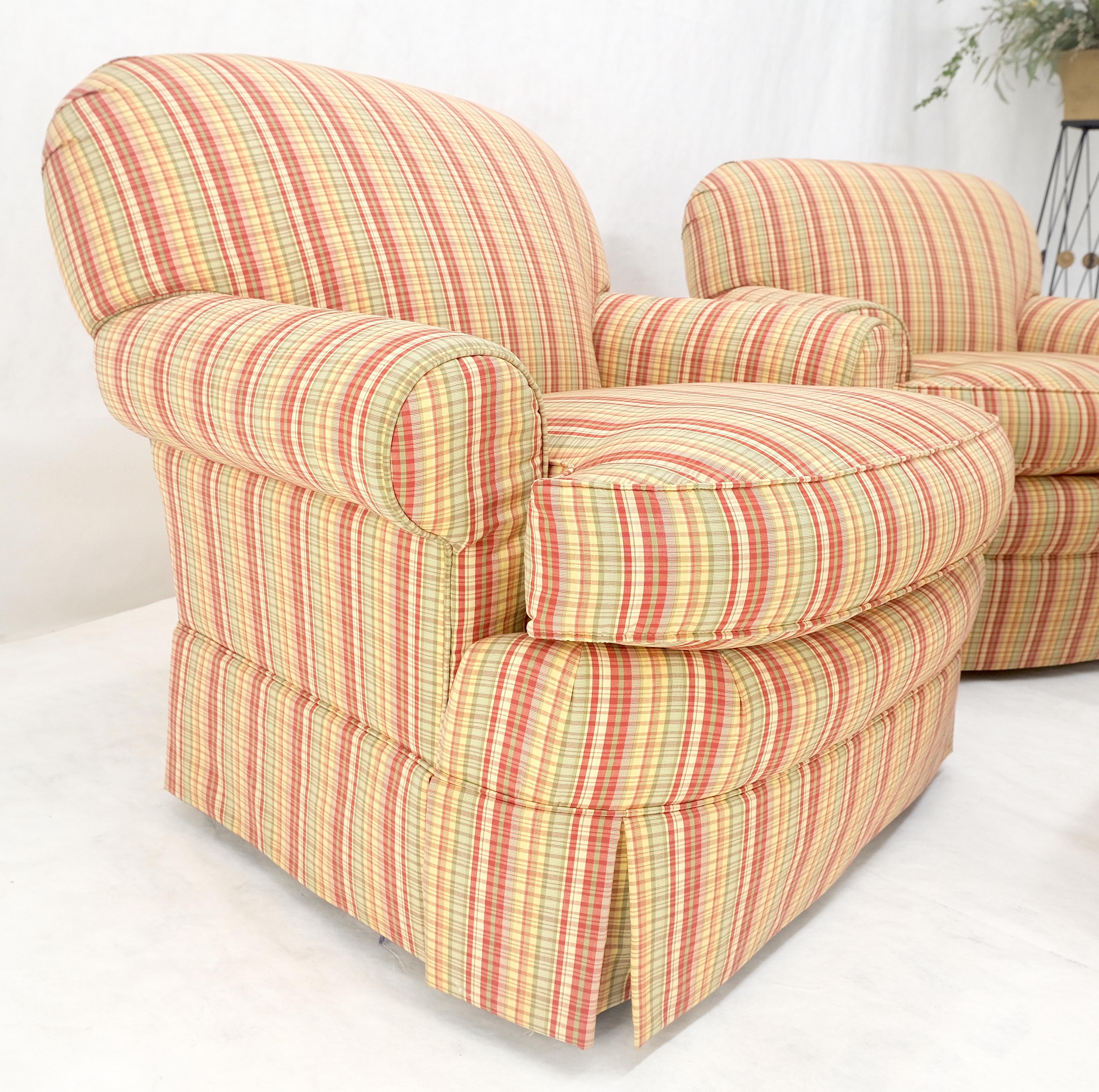20ième siècle Paire de chaises longues en tissu rayé du milieu du siècle dernier, c1970, assorties d'un pouf MINT en vente