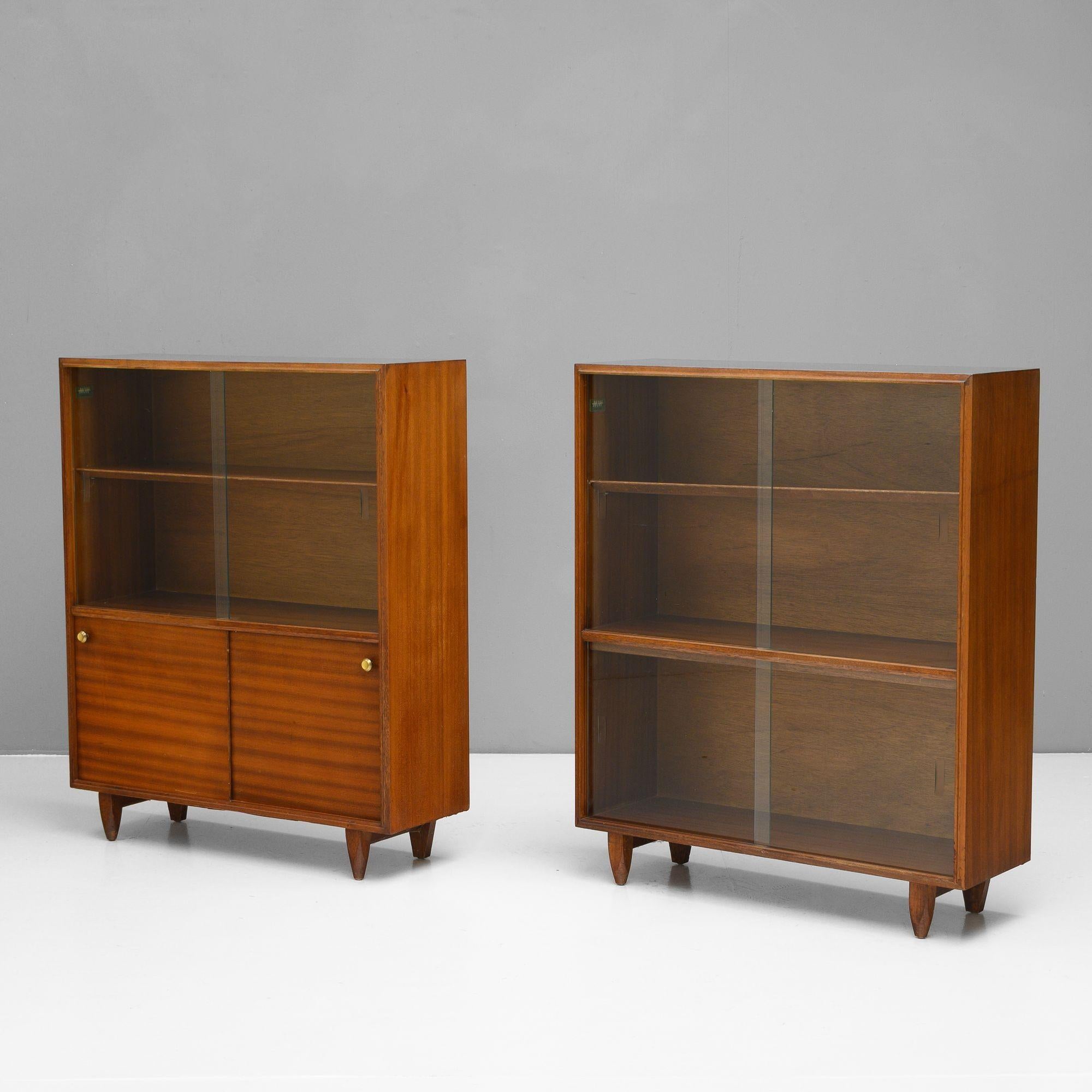 Paire d'armoires-bibliothèques du milieu du siècle dernier produites par Beaver and Tapley dans leur gamme 