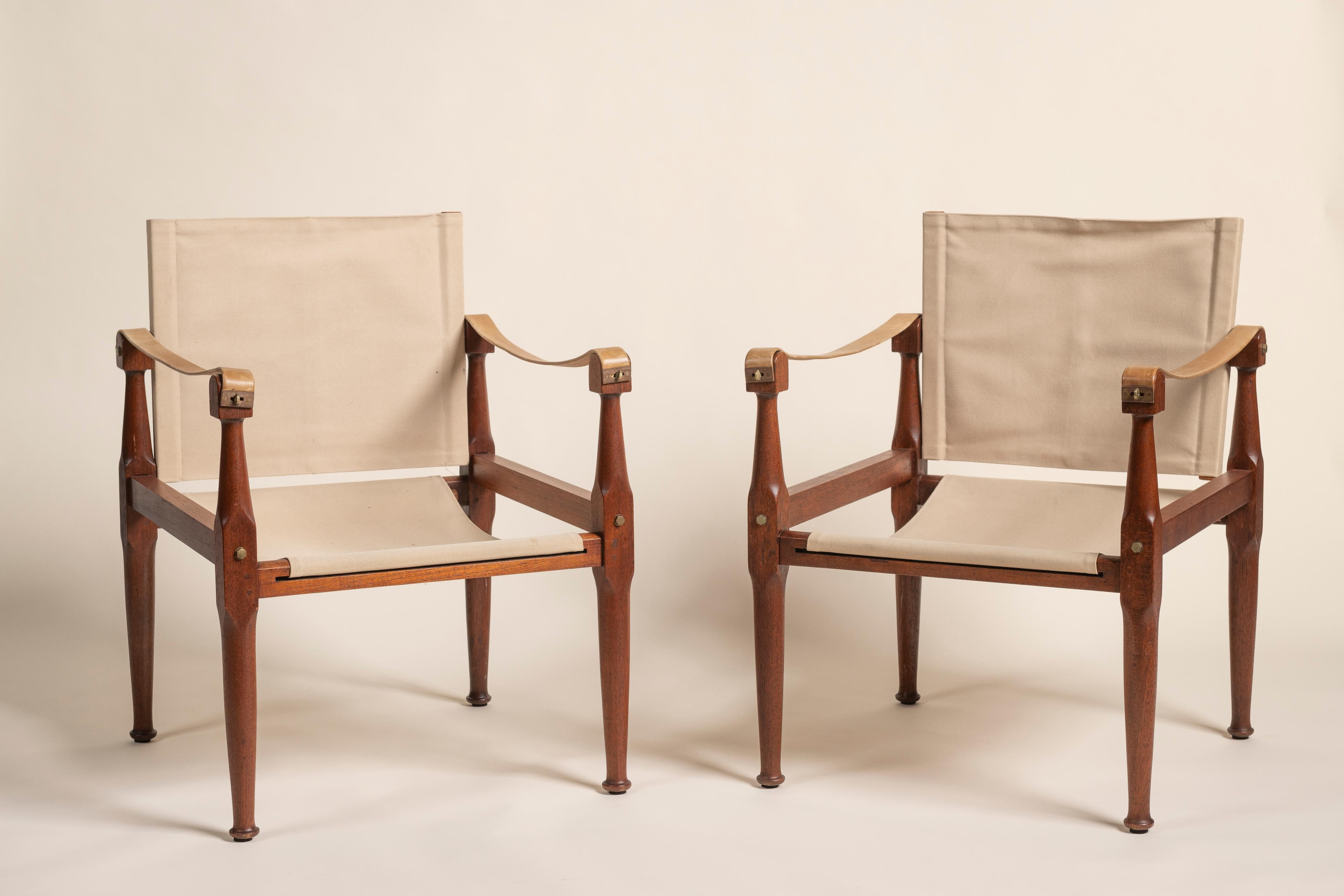 Merveilleuse paire de chaises de campagne en teck, cuir, toile et laiton inspirée par Kaare Klint. Les chaises sont en bon état compte tenu de leur âge et de leur usure. Confortable, décontracté et classique à la fois. Fabriqué au Danemark, 1960. 