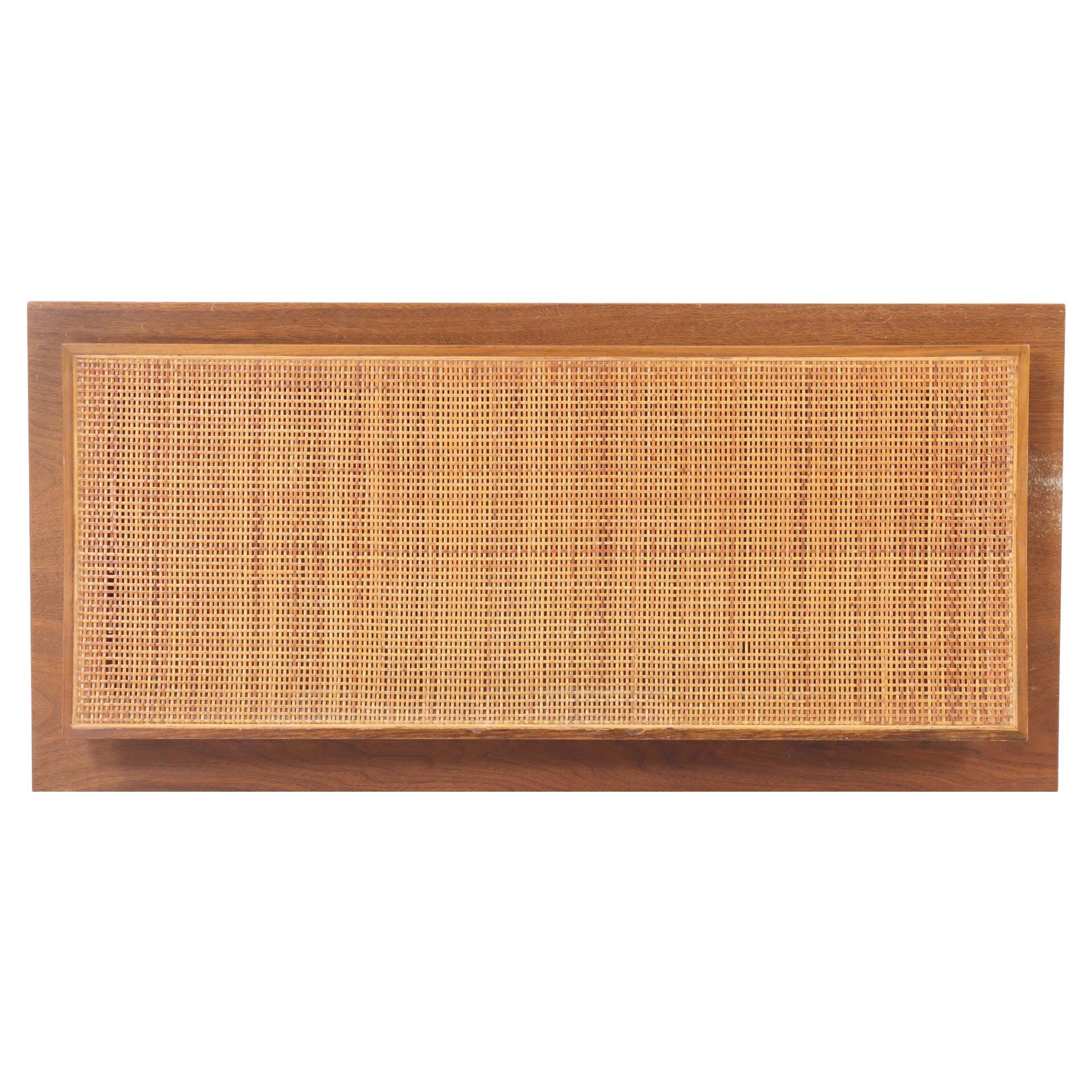 Très rare paire de têtes de lit en laiton de Paul McCobb pour Calvin en très bon état et patiné. Finement travaillée avec des détails en laiton. Les deux s'adaptent à un matelas de taille Twin. Tête de lit uniquement, pas de lit en métal Cadre. Se