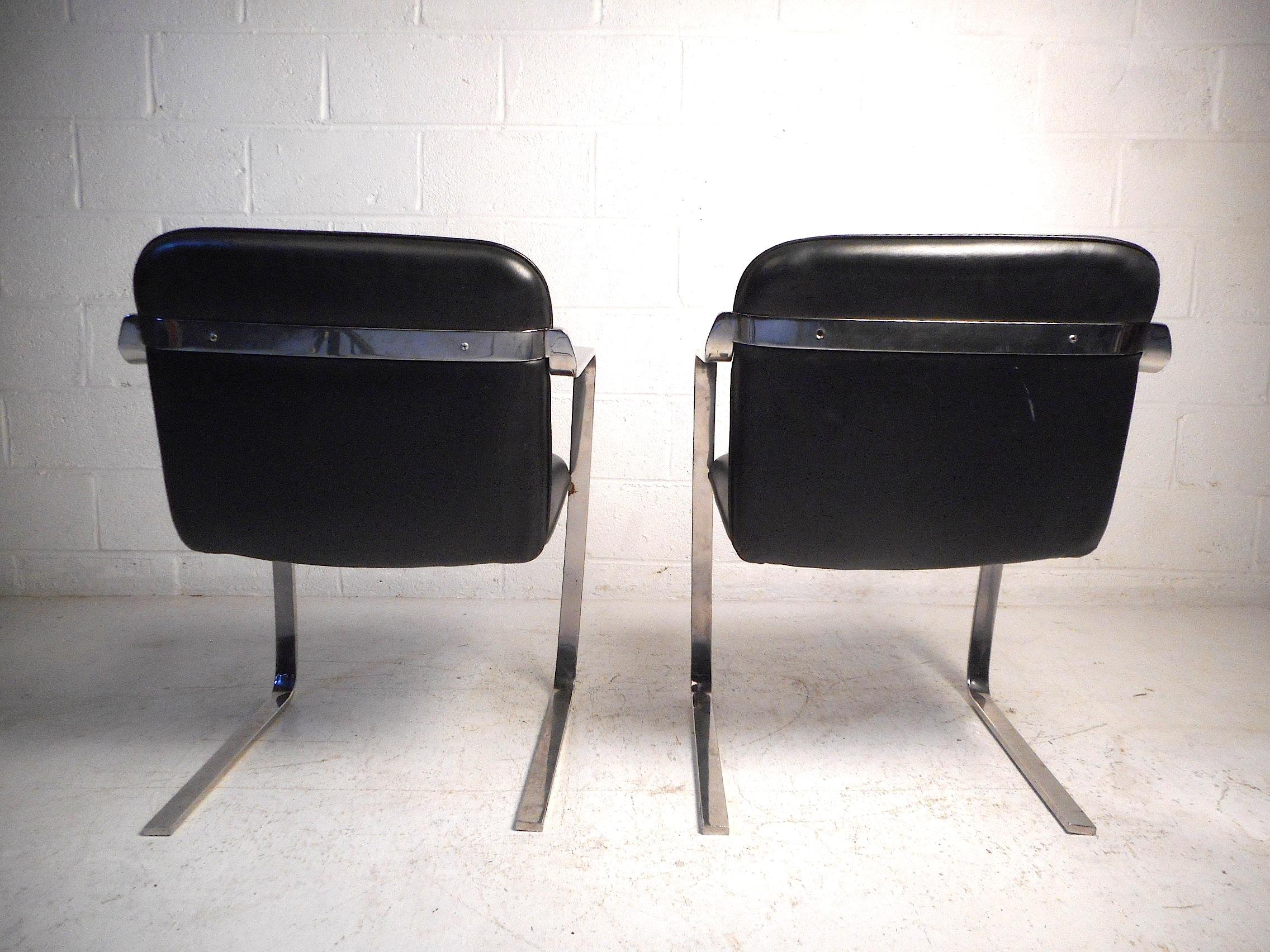 Ein Paar freitragende Stühle im Brno-Stil aus der Mitte des Jahrhunderts von Cumberland Furniture (amerikanisch) im Angebot