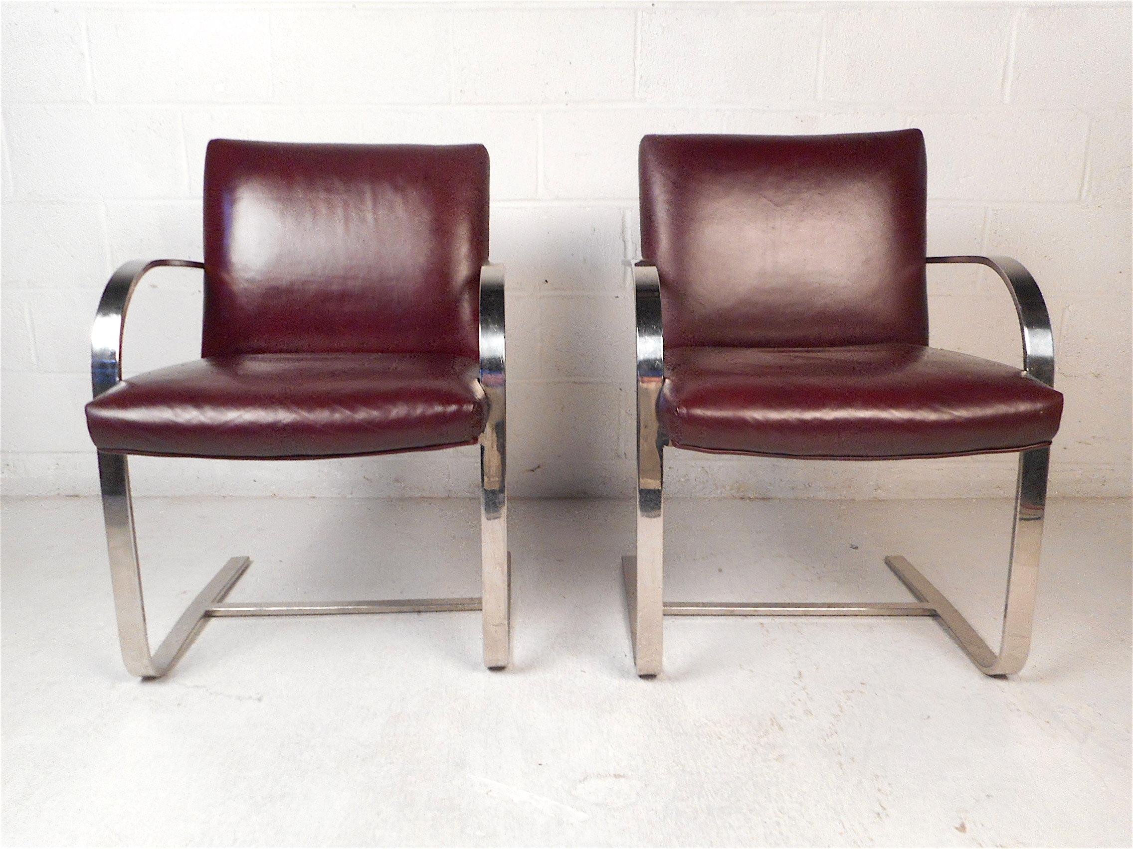 Mid-Century Modern Pair of Mid-Century Cantilever Chairs