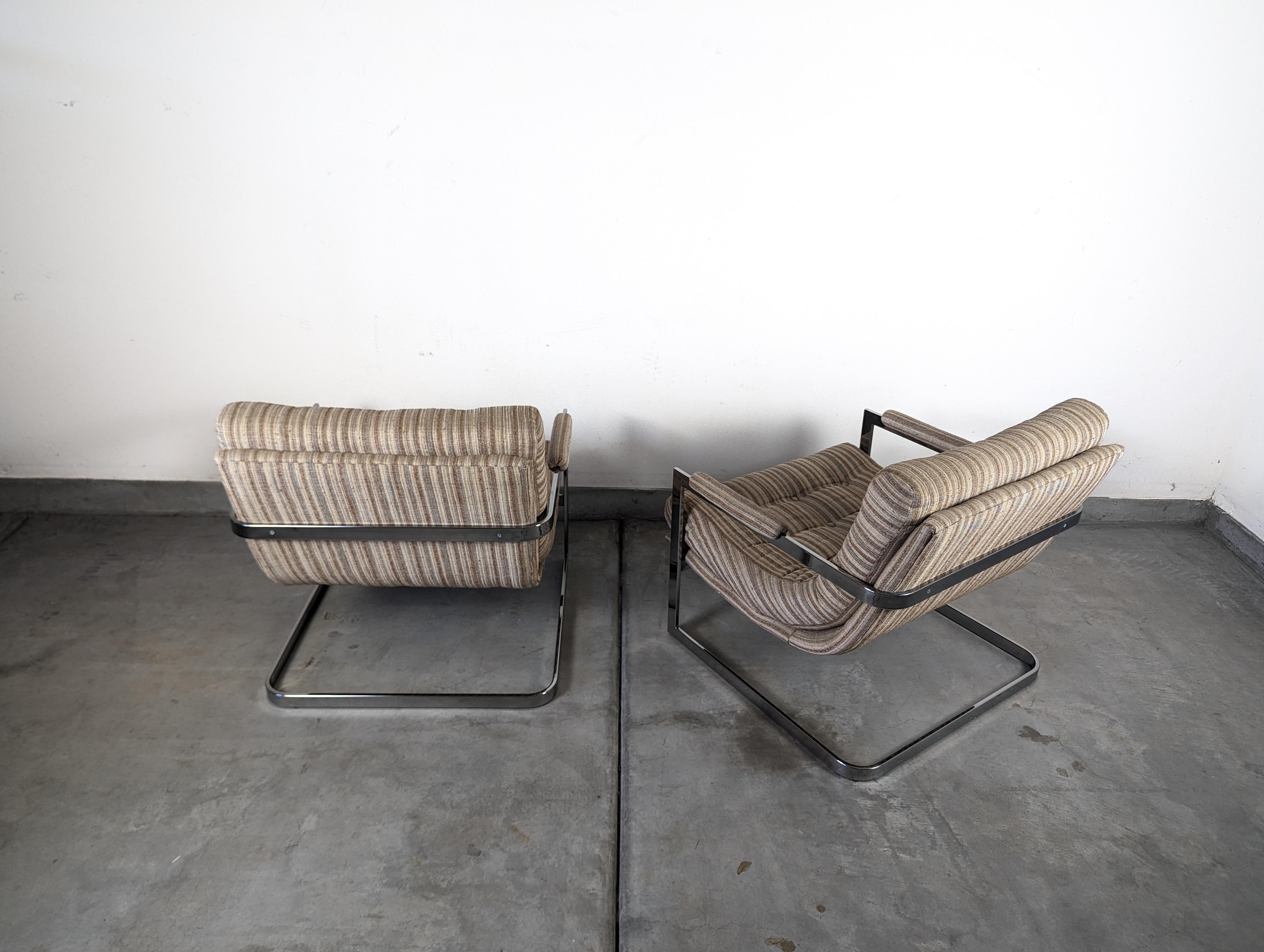 Presenting an exceptional pair of vintage mid-century cantilevered scoop chairs in the manner of Milo Baughman, a pioneer of the mid-century modern design era. These iconic pieces, dating back to the 70s/80s, evoke a timeless elegance that resonates