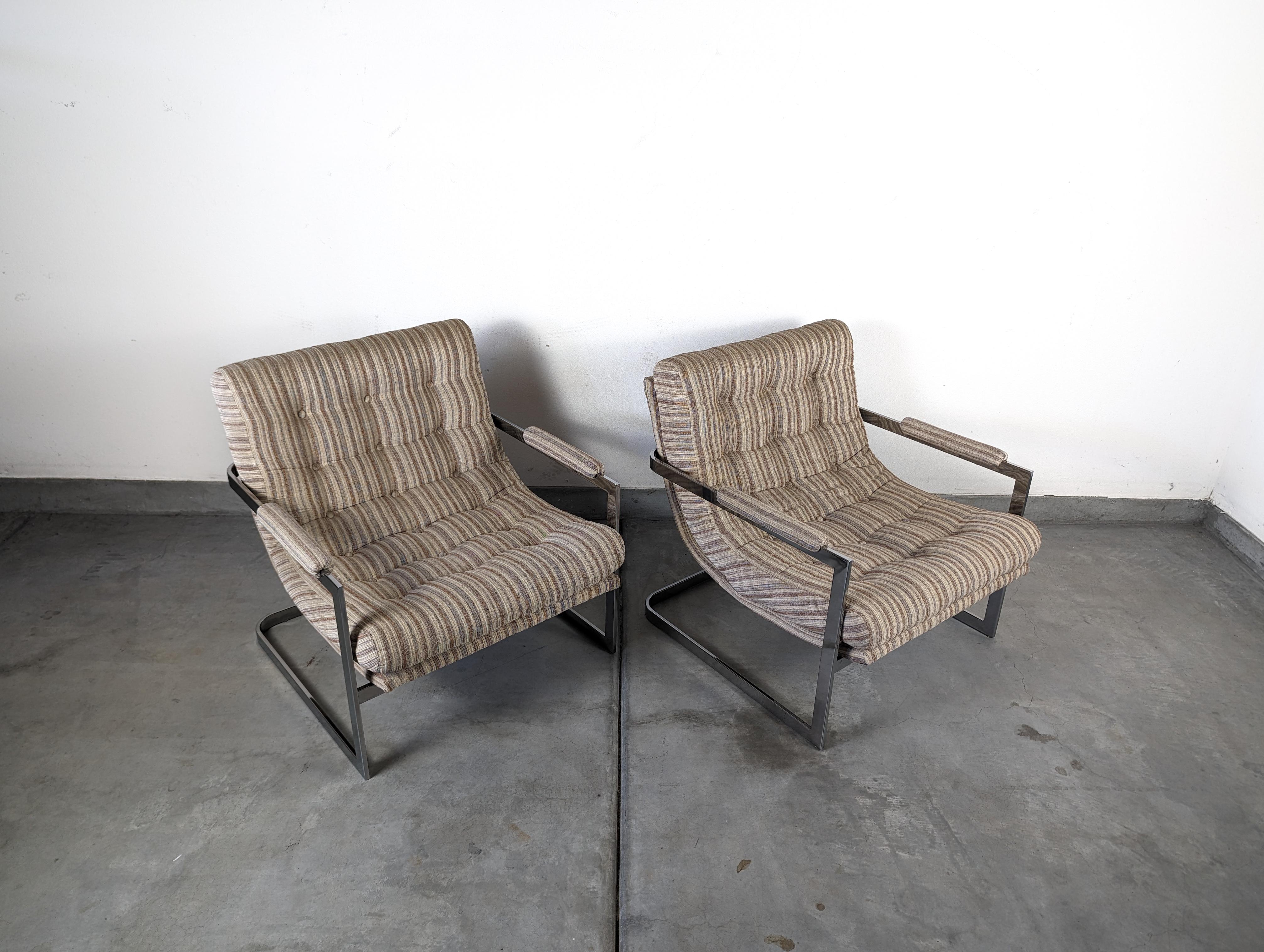 Late 20th Century Pair of Mid Century Cantilevered Scoop Chairs - Style of Milo Baughman, c1970s