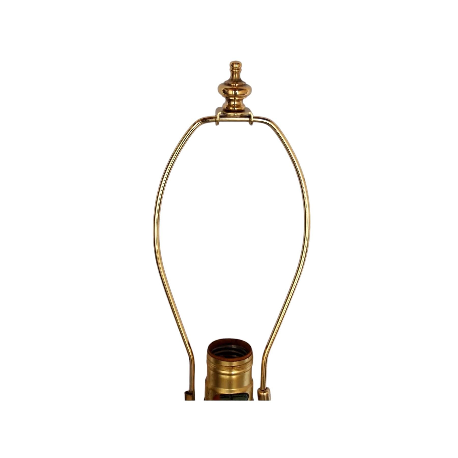 Paire de lampes de table du milieu du siècle en céramique caramel à triple gourde aux couleurs vibrantes avec des tourbillons d'or et de vert. Câblé et en état de marche ; utiliser des ampoules de 100W-max. Les lampes sont montées sur des socles en
