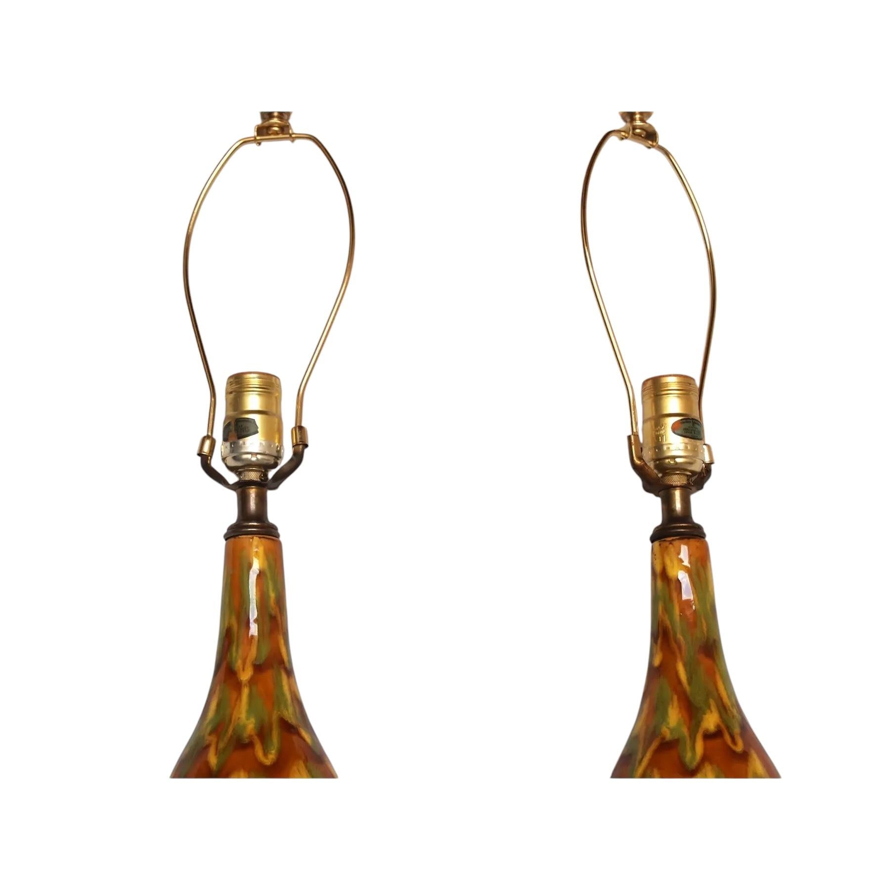 Mid-Century Modern Paire de lampes en céramique caramel du milieu du siècle en vente