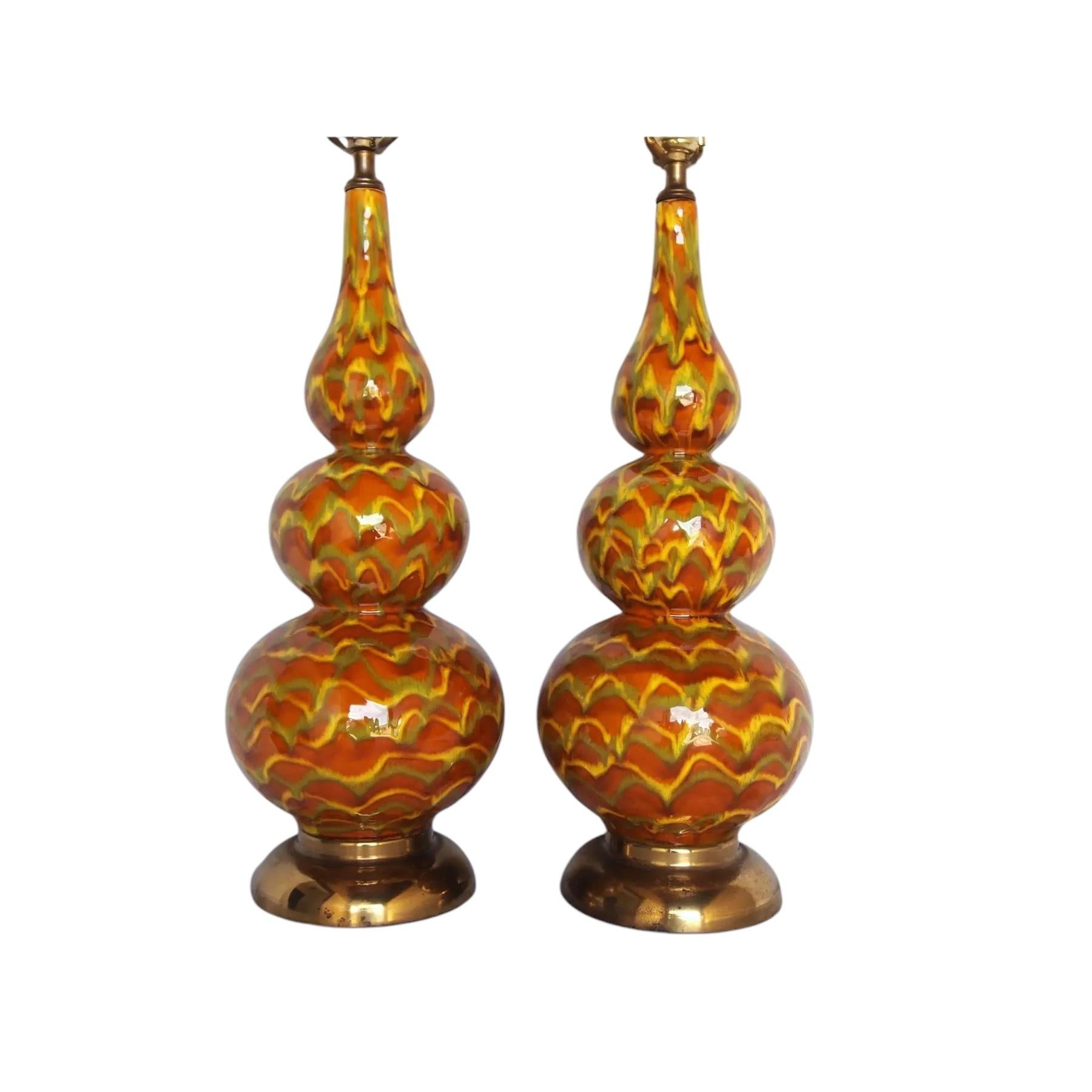Paire de lampes en céramique caramel du milieu du siècle Bon état - En vente à Chapel Hill, NC