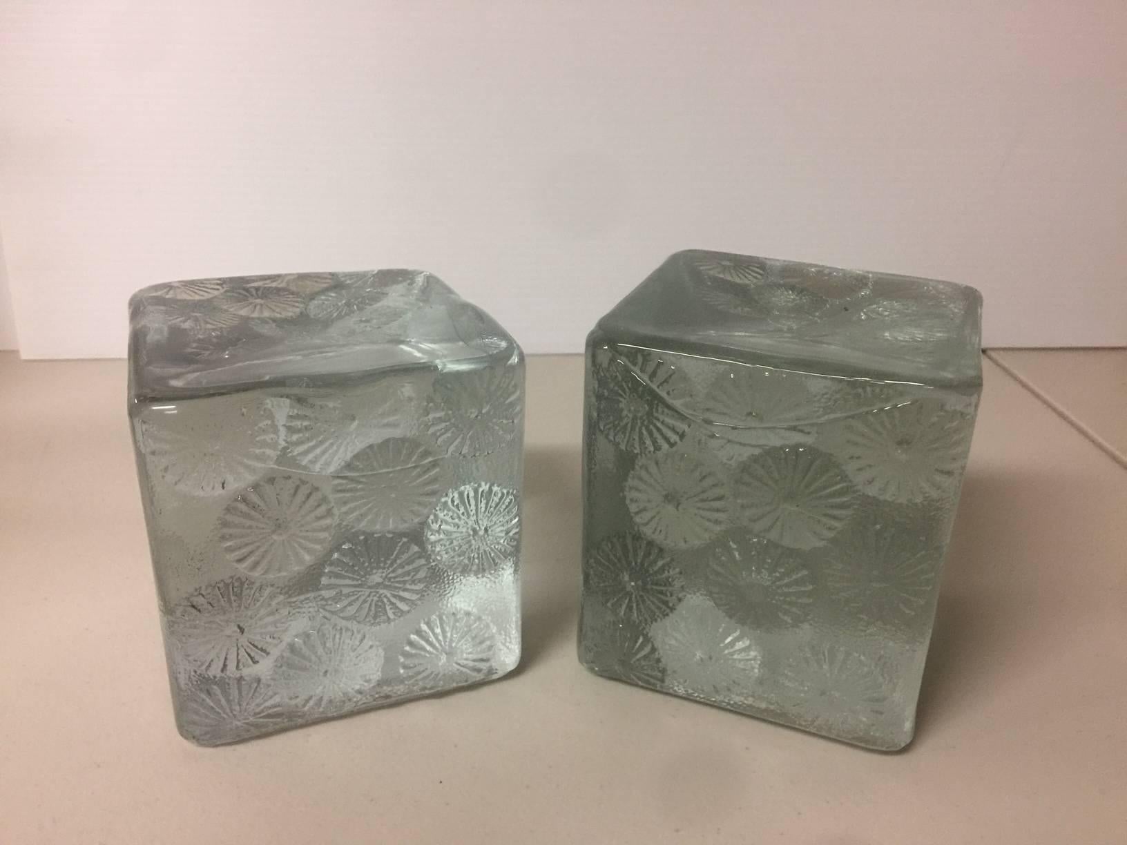 Paar massive (über 5 Pfund pro Stück) gegossene Klarglas-Buchstützen/Briefbeschwerer aus der Mitte des Jahrhunderts von Joel Myers für Blenko Glass, ca. 1960er Jahre. Jeder Block ist ca. 4,25