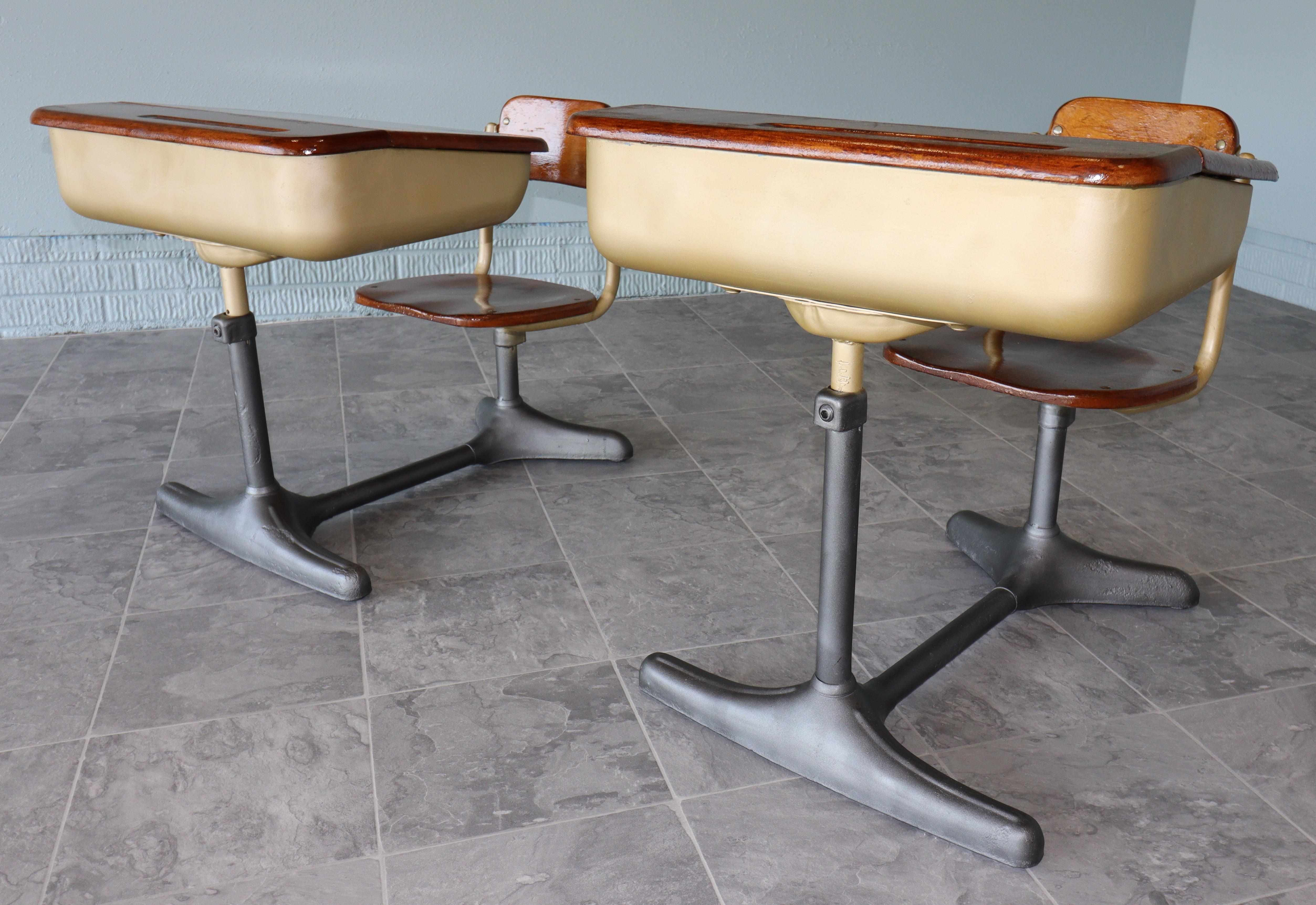 Ein Paar Schulbänke aus Gusseisen und Eiche aus der Mitte des Jahrhunderts von American Seating Co (American Arts and Crafts) im Angebot