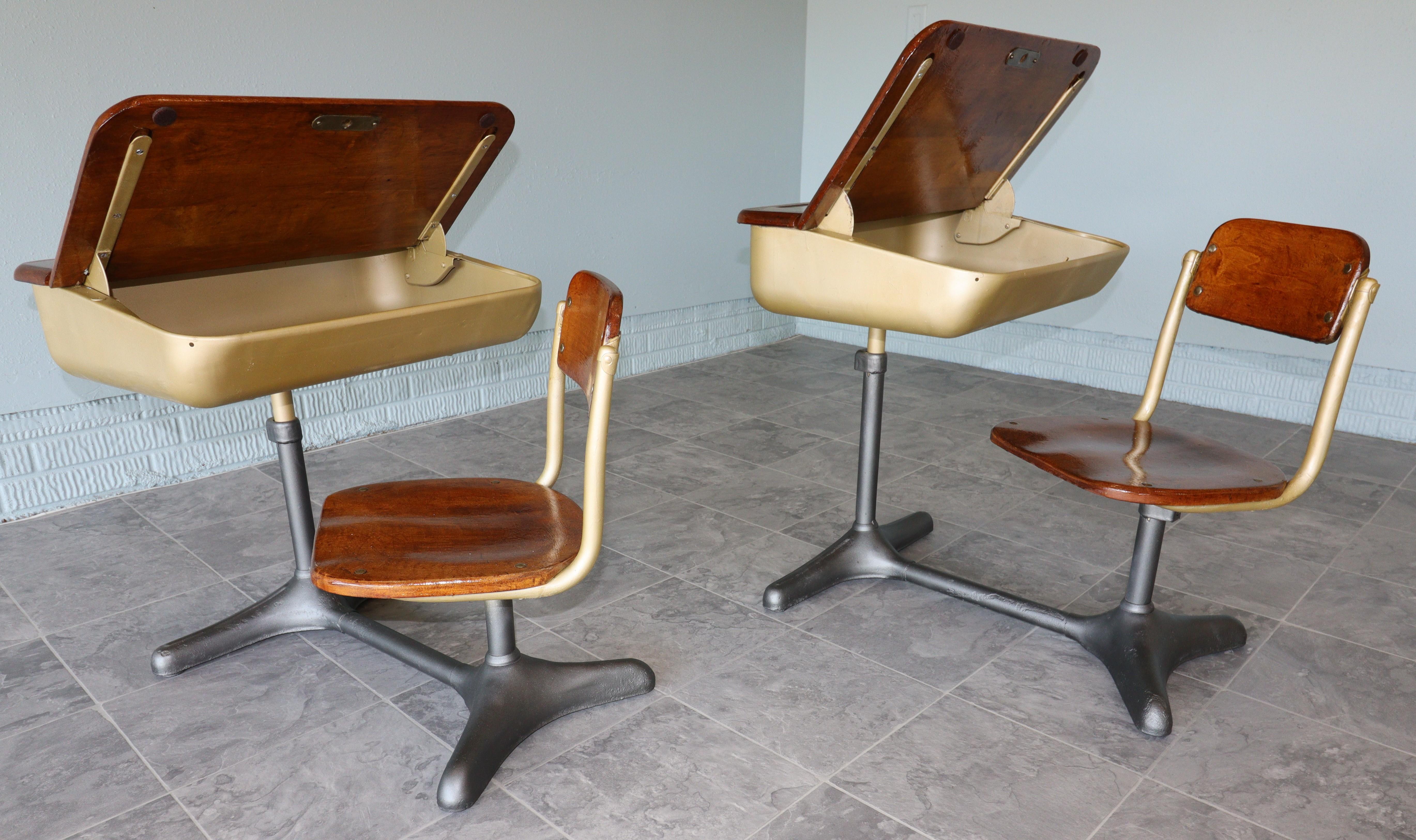 Ein Paar Schulbänke aus Gusseisen und Eiche aus der Mitte des Jahrhunderts von American Seating Co im Zustand „Gut“ im Angebot in Omaha, NE