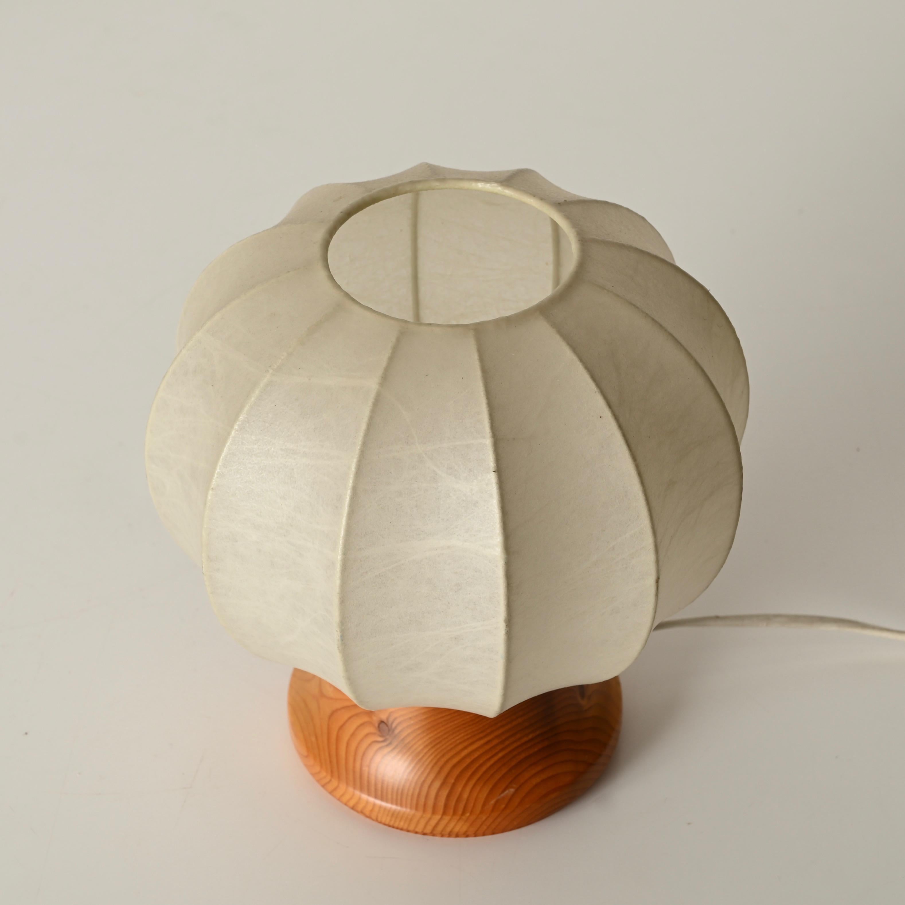 Paire de lampes de table cocon de Castiglioni du milieu du siècle dernier avec base en chêne, Italie années 1960 en vente 2