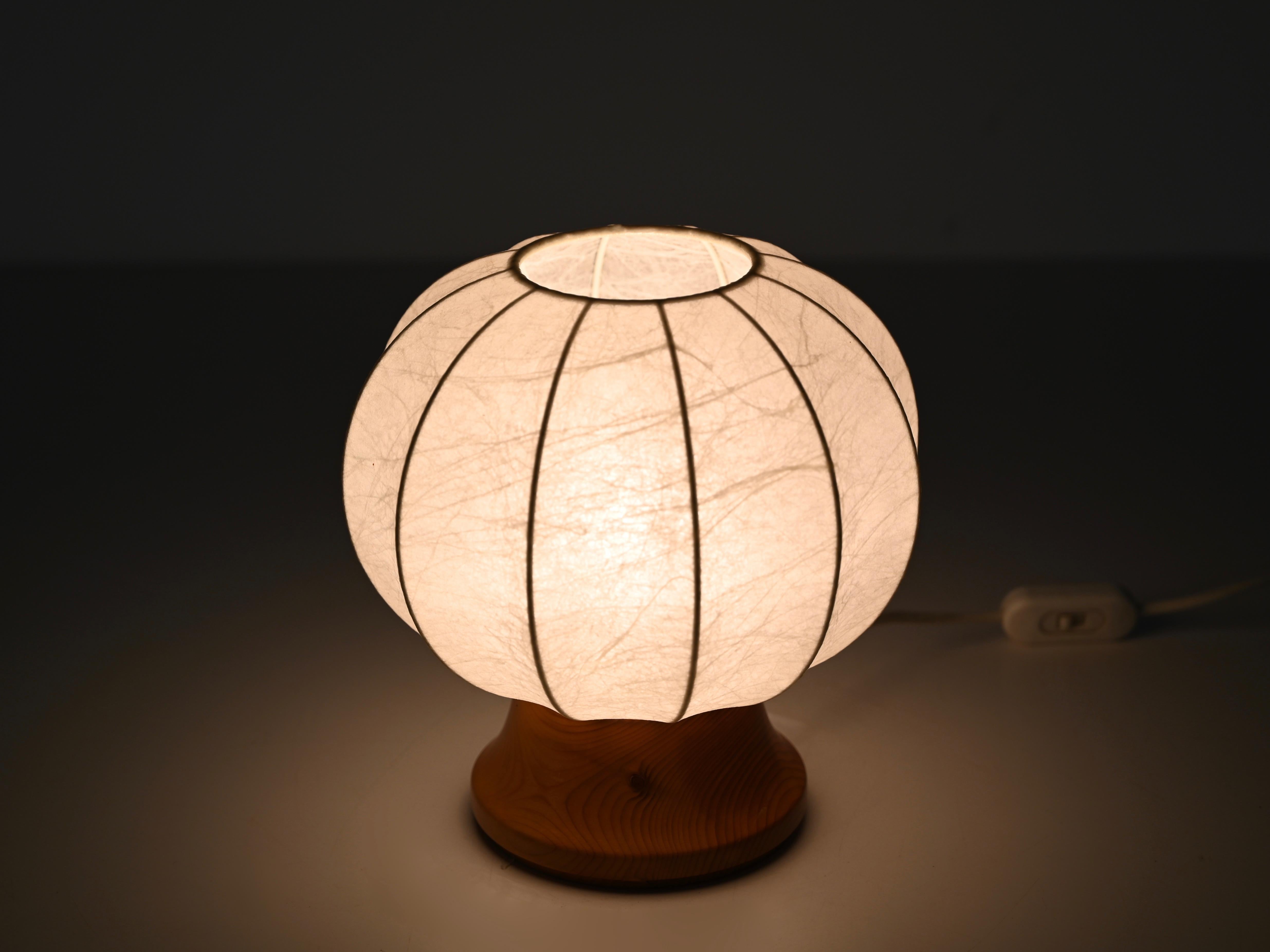 Paire de lampes de table cocon de Castiglioni du milieu du siècle dernier avec base en chêne, Italie années 1960 en vente 3