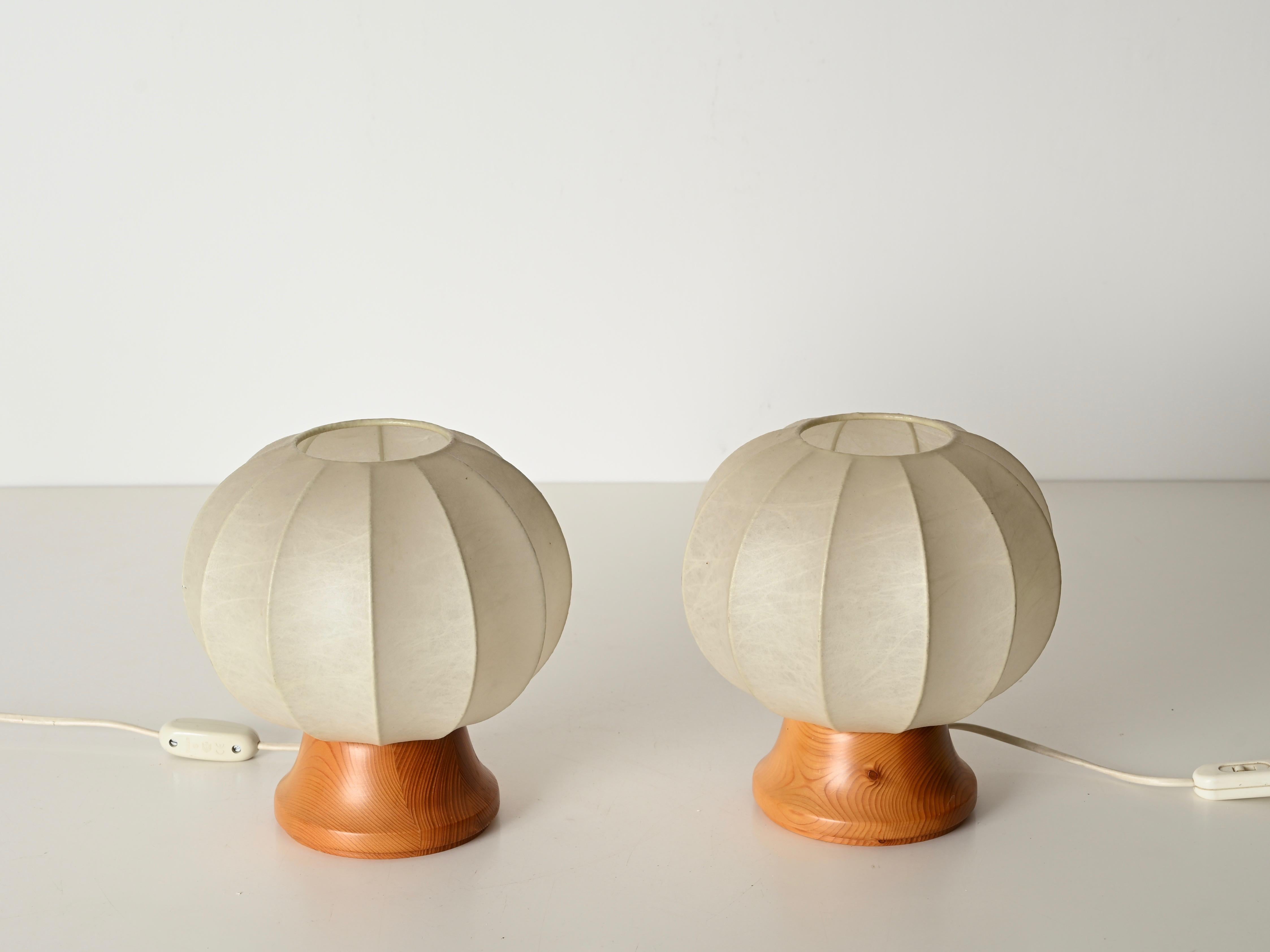 Paire de lampes de table cocon de Castiglioni du milieu du siècle dernier avec base en chêne, Italie années 1960 en vente 4
