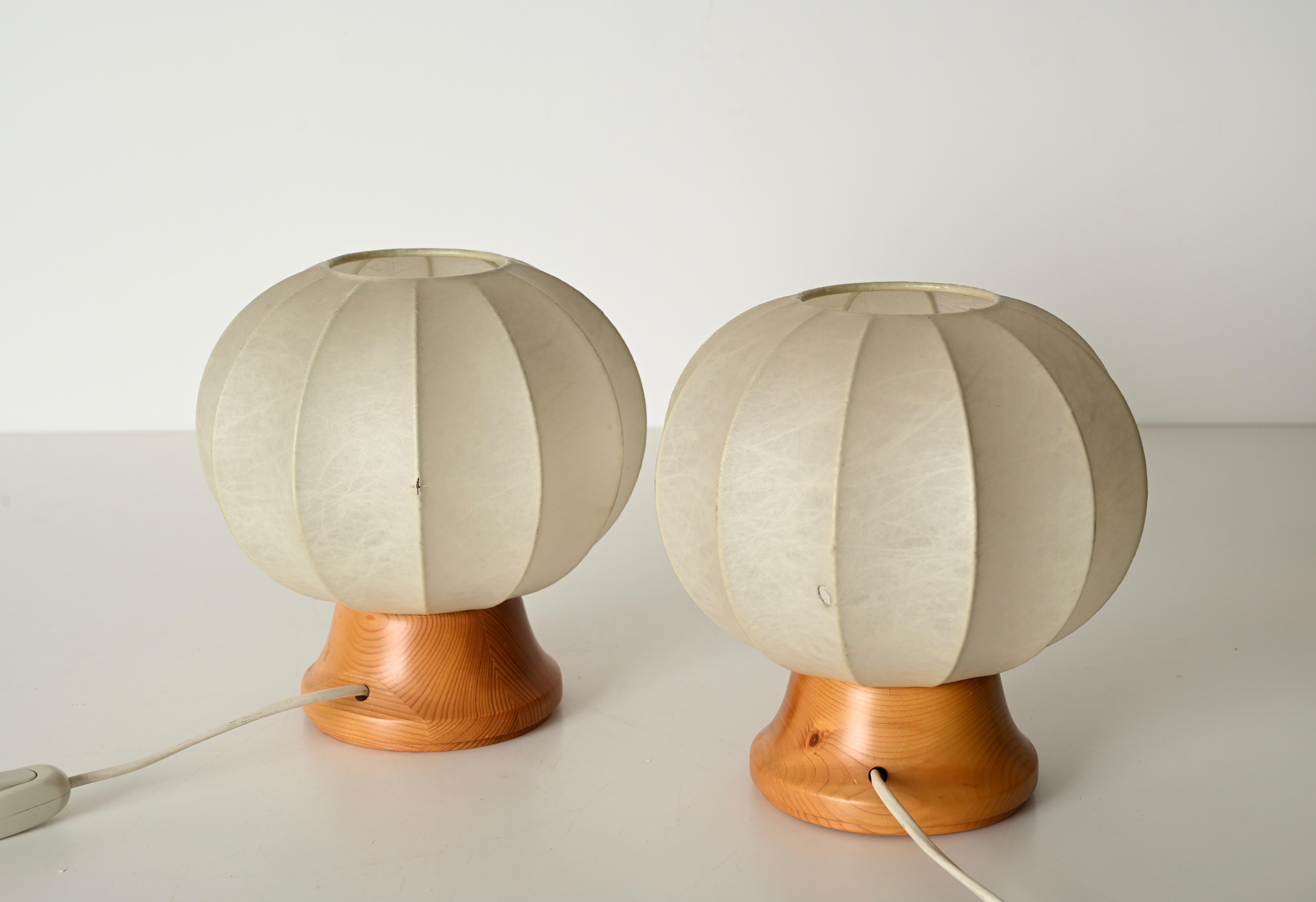 Paire de lampes de table cocon de Castiglioni du milieu du siècle dernier avec base en chêne, Italie années 1960 en vente 5