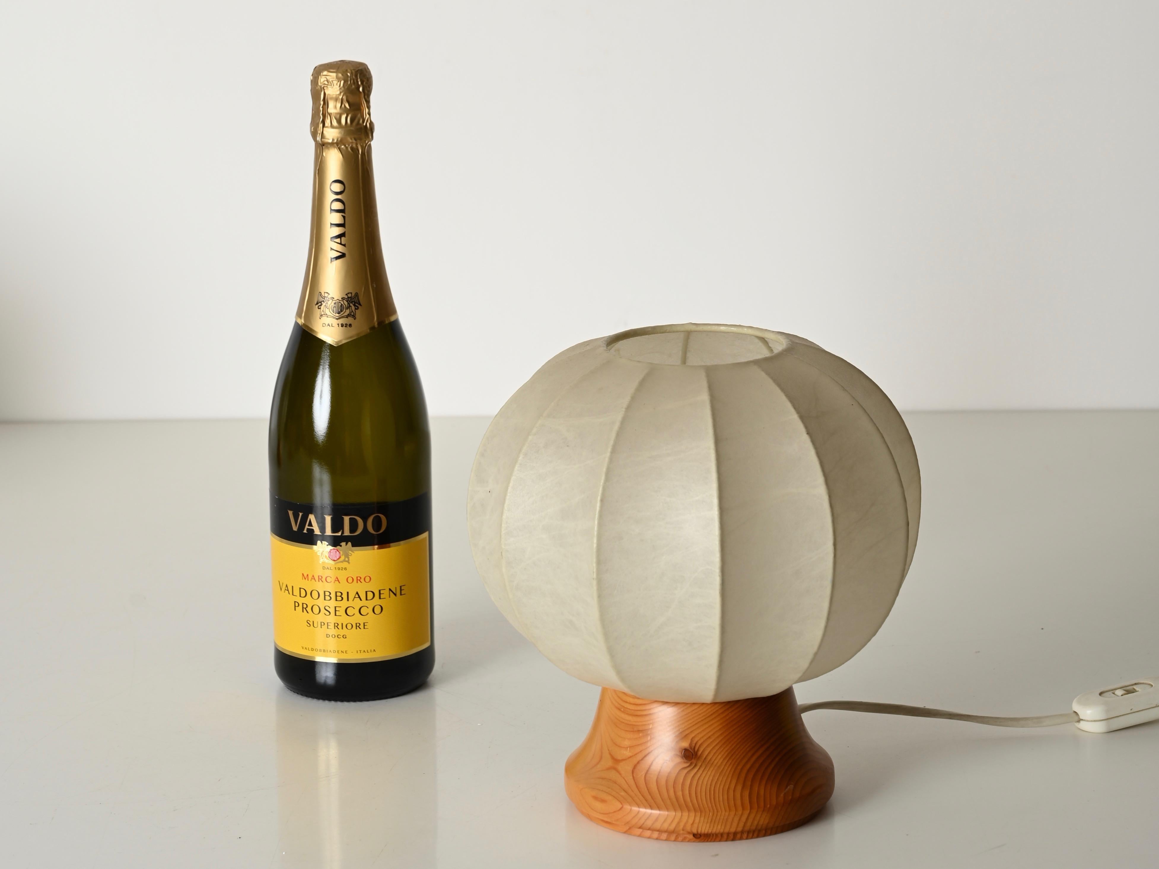 Mid-Century Modern Paire de lampes de table cocon de Castiglioni du milieu du siècle dernier avec base en chêne, Italie années 1960 en vente