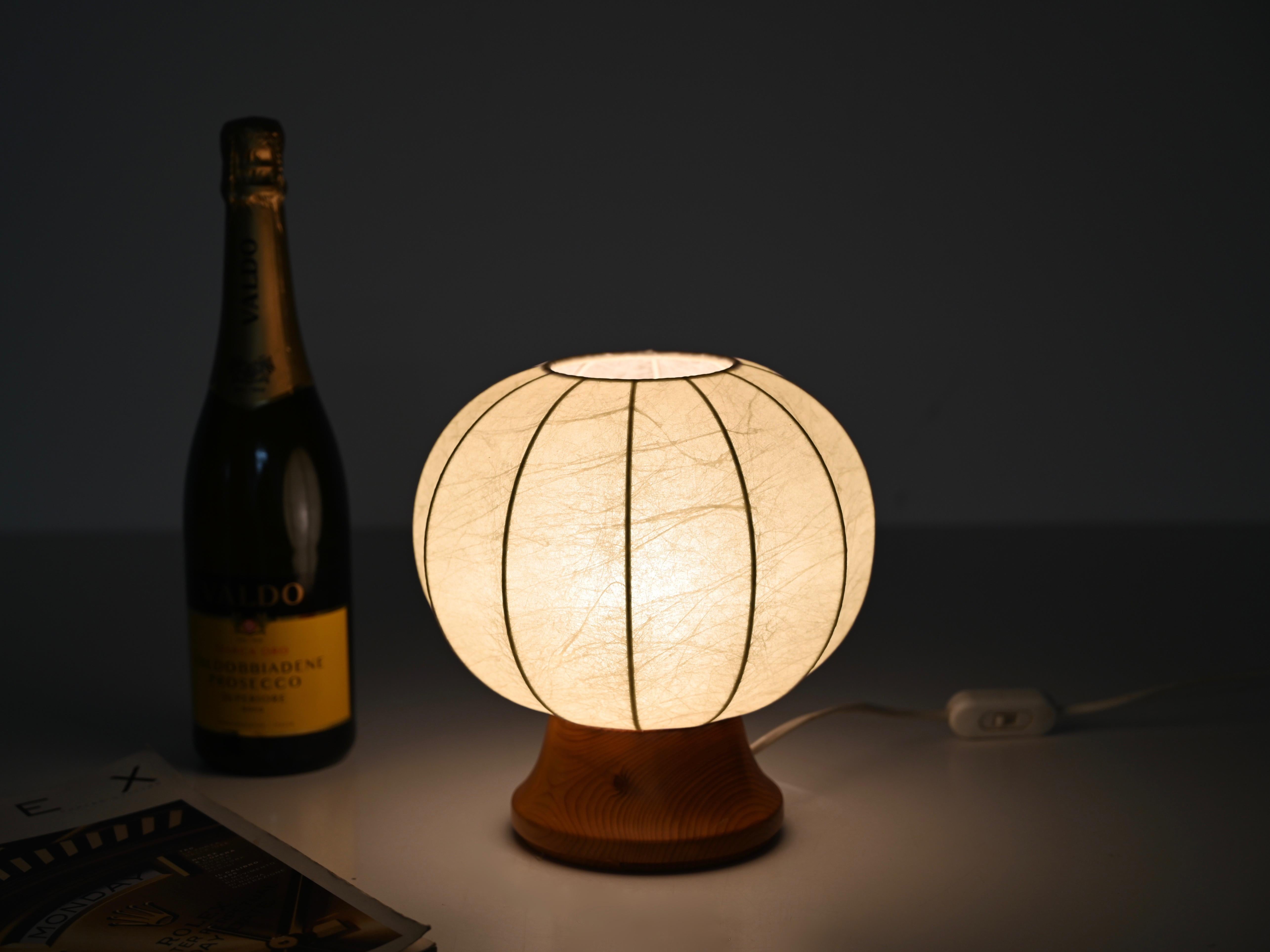 italien Paire de lampes de table cocon de Castiglioni du milieu du siècle dernier avec base en chêne, Italie années 1960 en vente