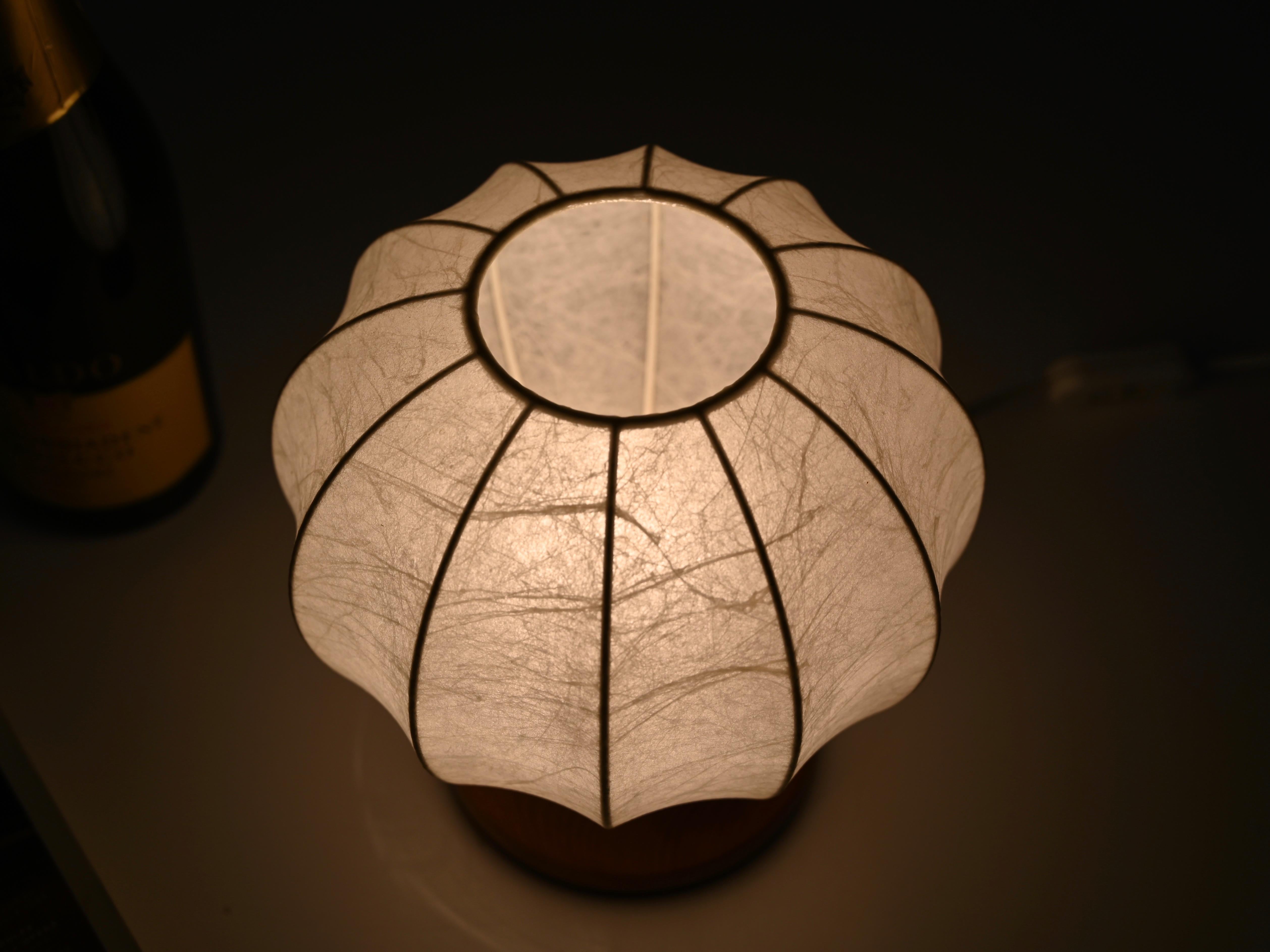 Fait main Paire de lampes de table cocon de Castiglioni du milieu du siècle dernier avec base en chêne, Italie années 1960 en vente