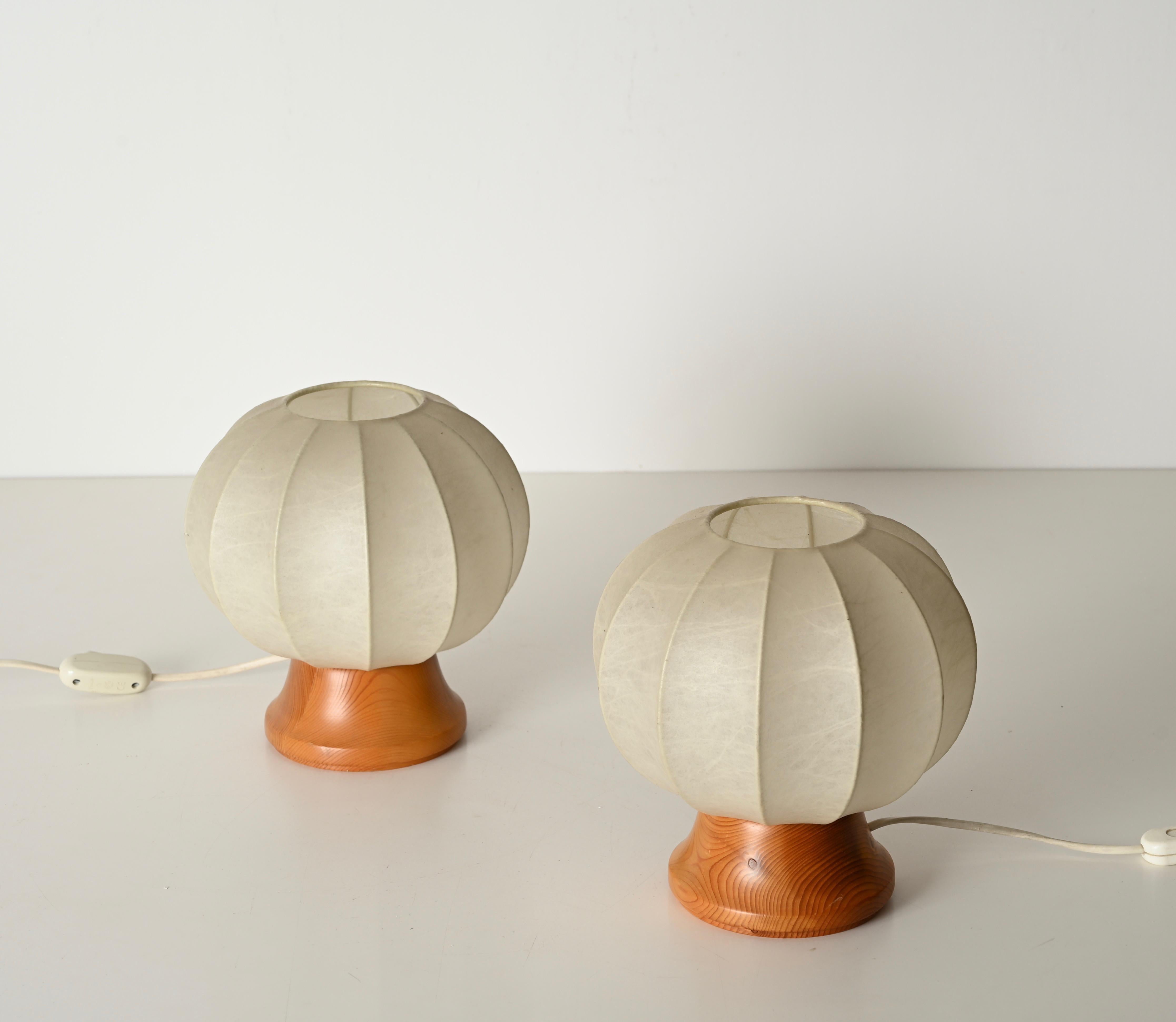 Paire de lampes de table cocon de Castiglioni du milieu du siècle dernier avec base en chêne, Italie années 1960 Bon état - En vente à Roma, IT