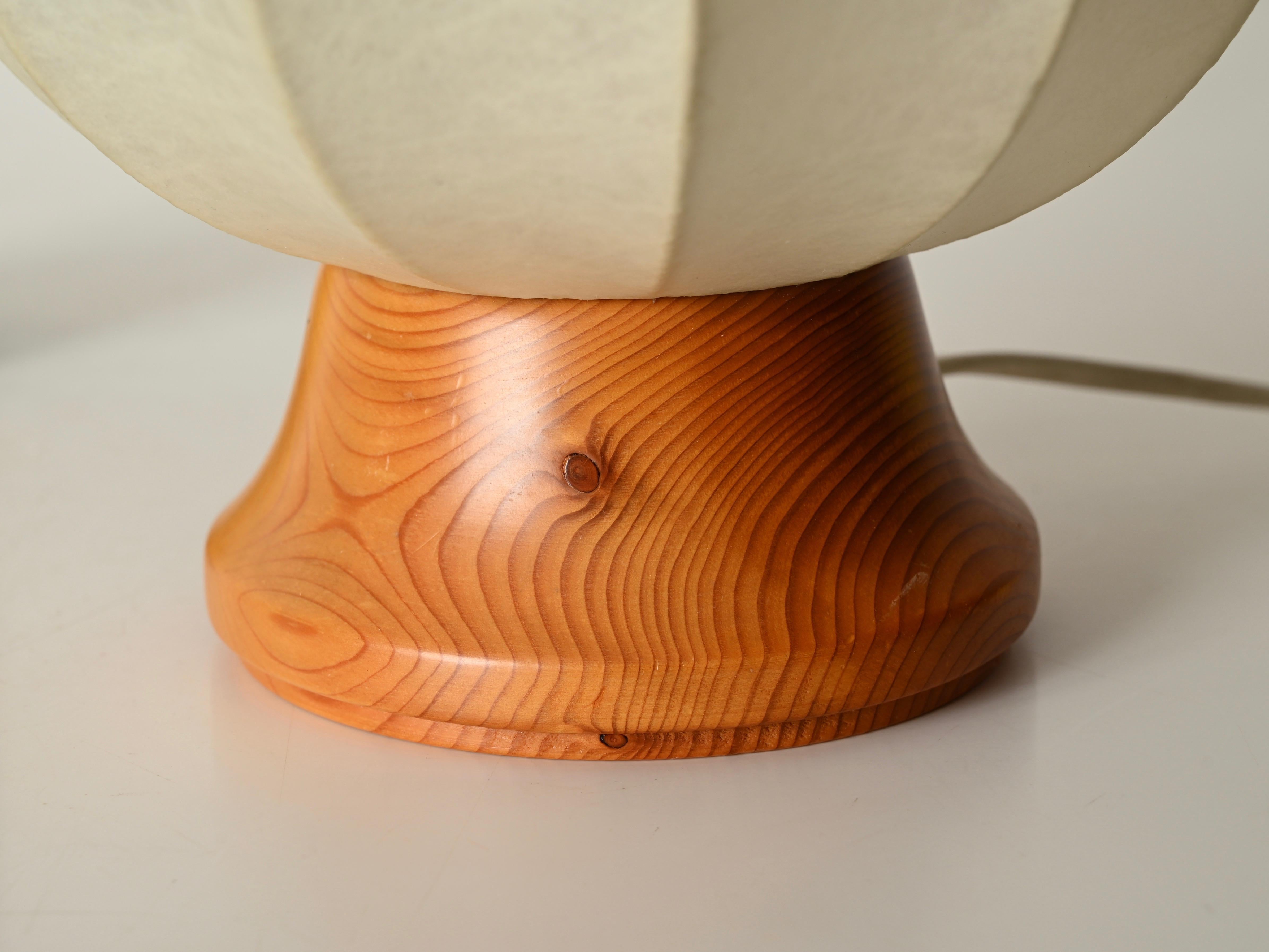 20ième siècle Paire de lampes de table cocon de Castiglioni du milieu du siècle dernier avec base en chêne, Italie années 1960 en vente
