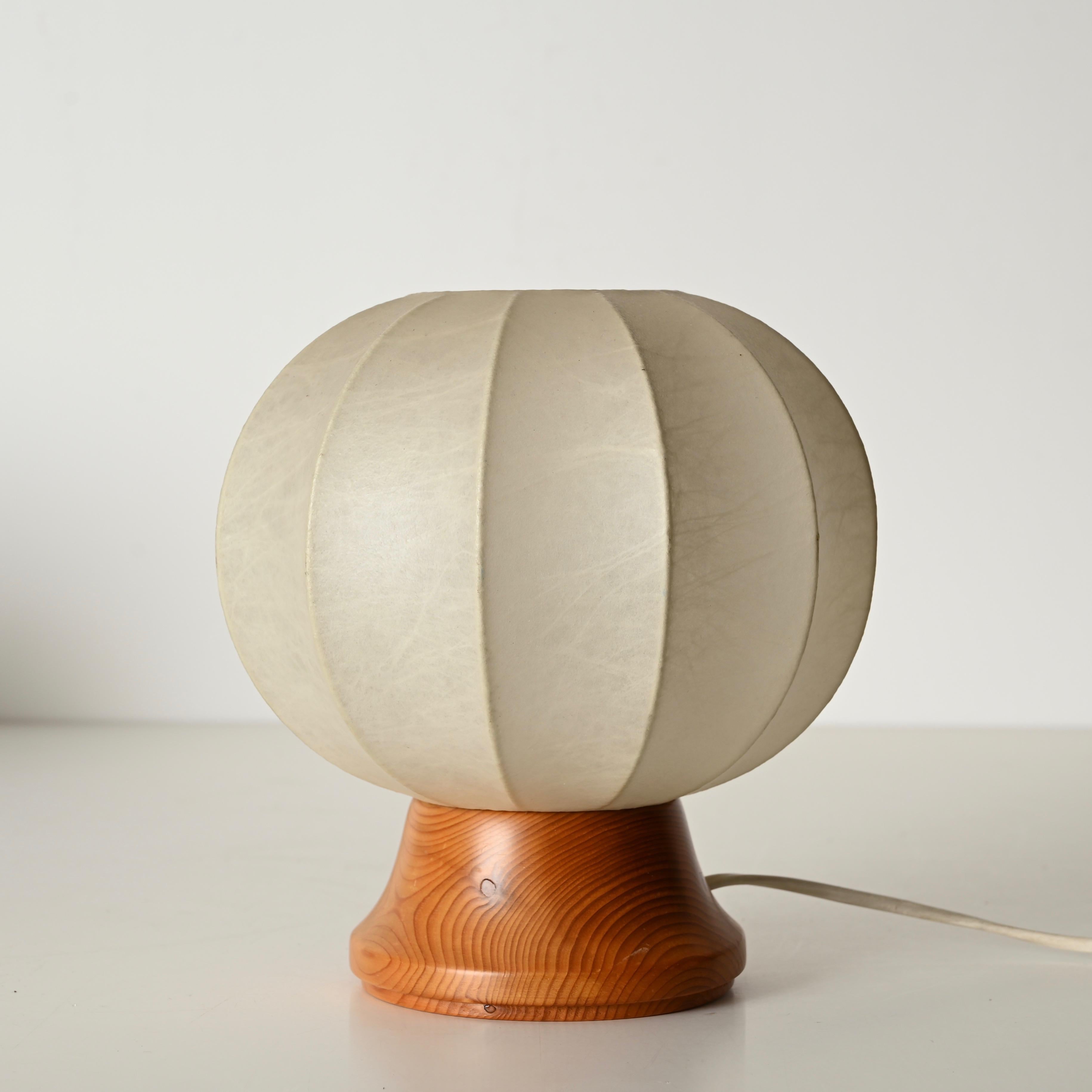 Métal Paire de lampes de table cocon de Castiglioni du milieu du siècle dernier avec base en chêne, Italie années 1960 en vente
