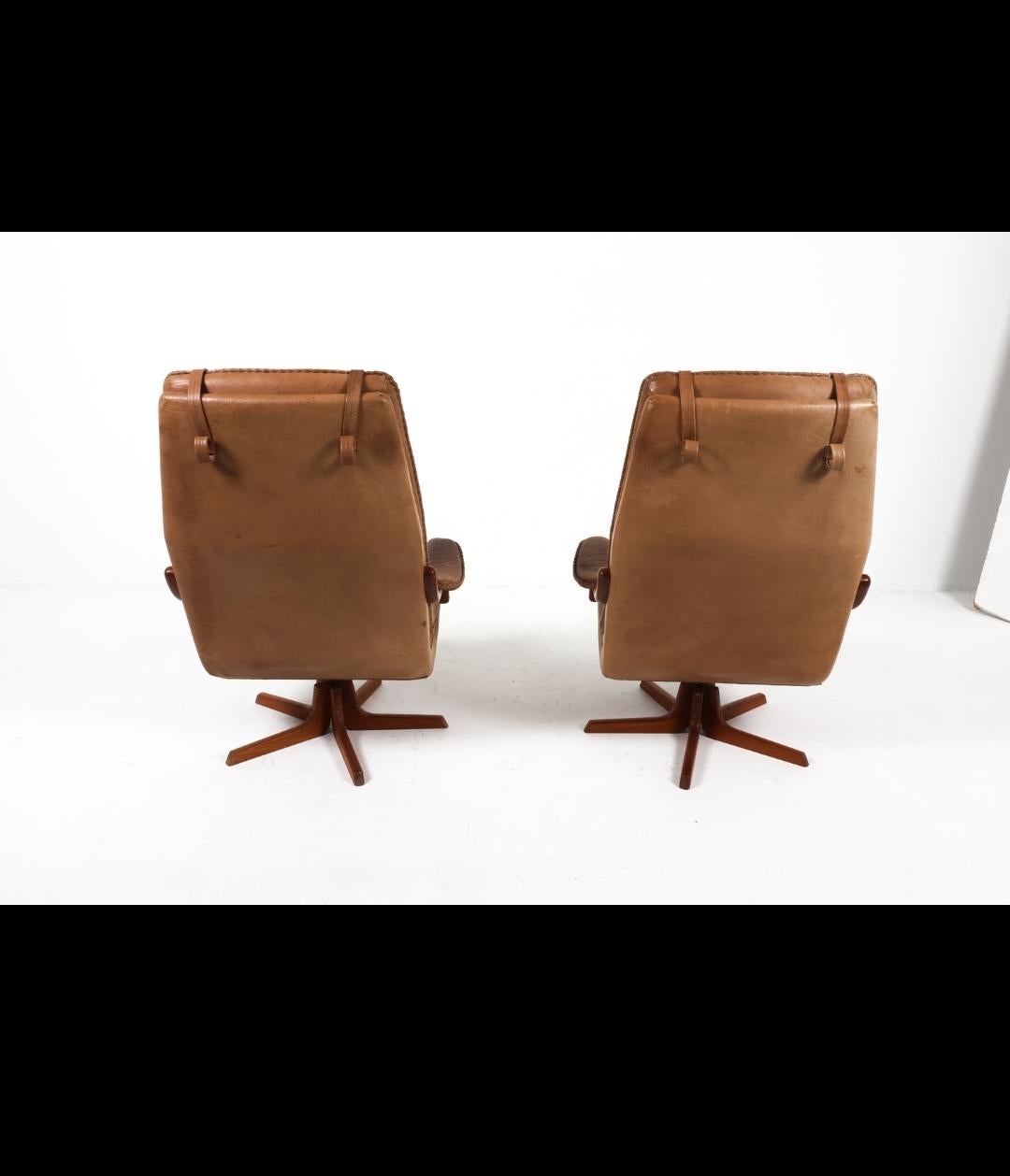 Paar Lederstühle von Berg of Denmark aus der Mitte des Jahrhunderts (Moderne der Mitte des Jahrhunderts) im Angebot