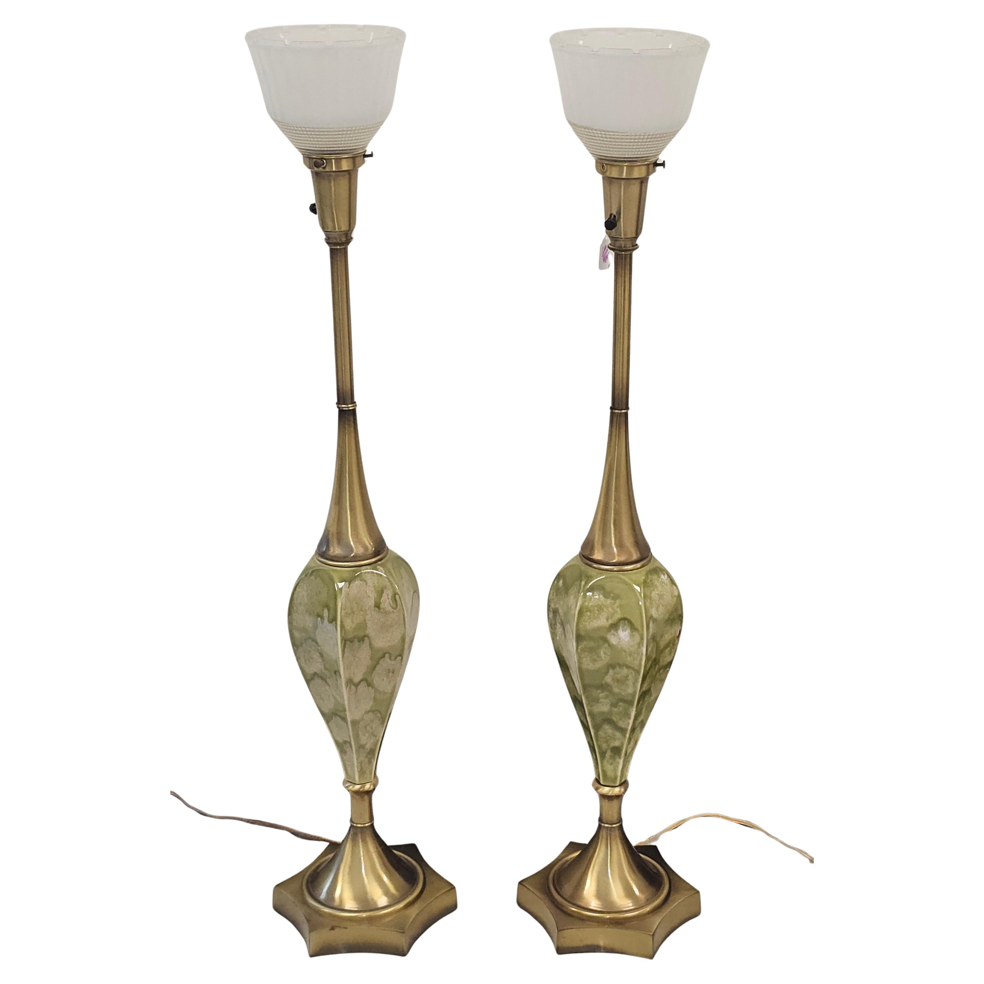 Paire de lampes de table Torchère en céramique et laiton du milieu du siècle dernier