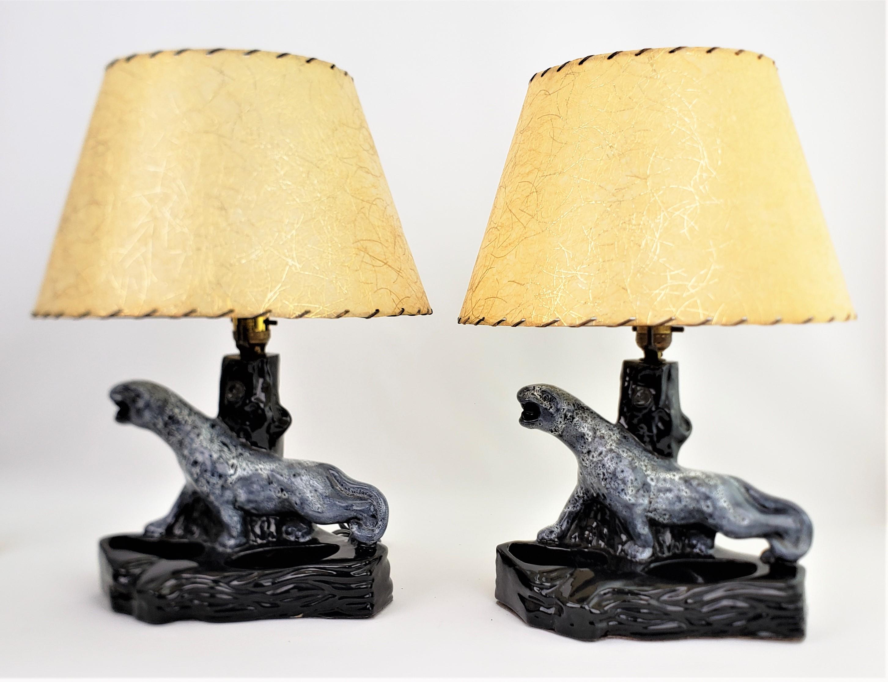 Paar schwarze Panther-Tischlampen aus Keramik aus der Mitte des Jahrhunderts mit grauer Lavaglasur (Moderne der Mitte des Jahrhunderts) im Angebot