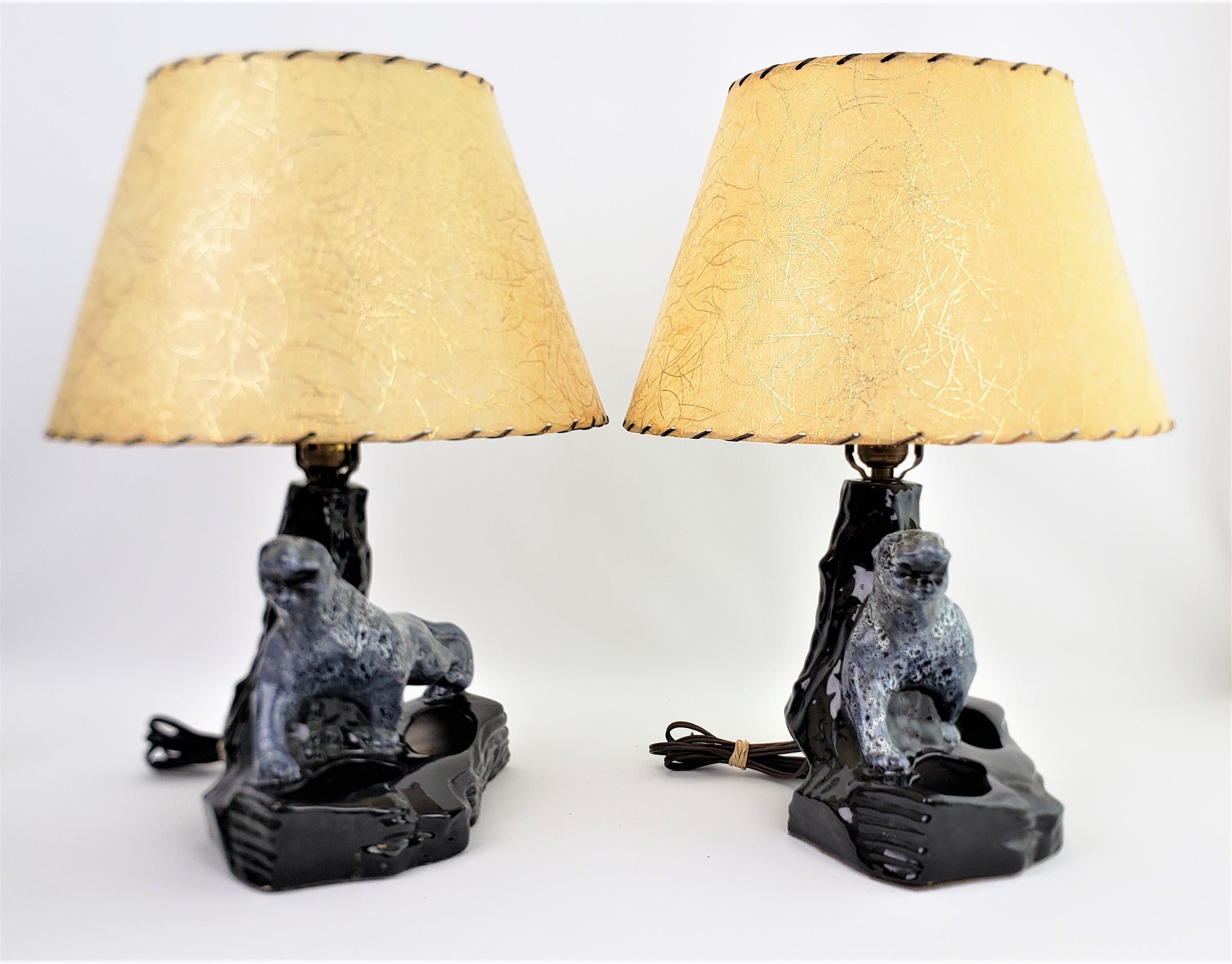 Paar schwarze Panther-Tischlampen aus Keramik aus der Mitte des Jahrhunderts mit grauer Lavaglasur (Glasiert) im Angebot