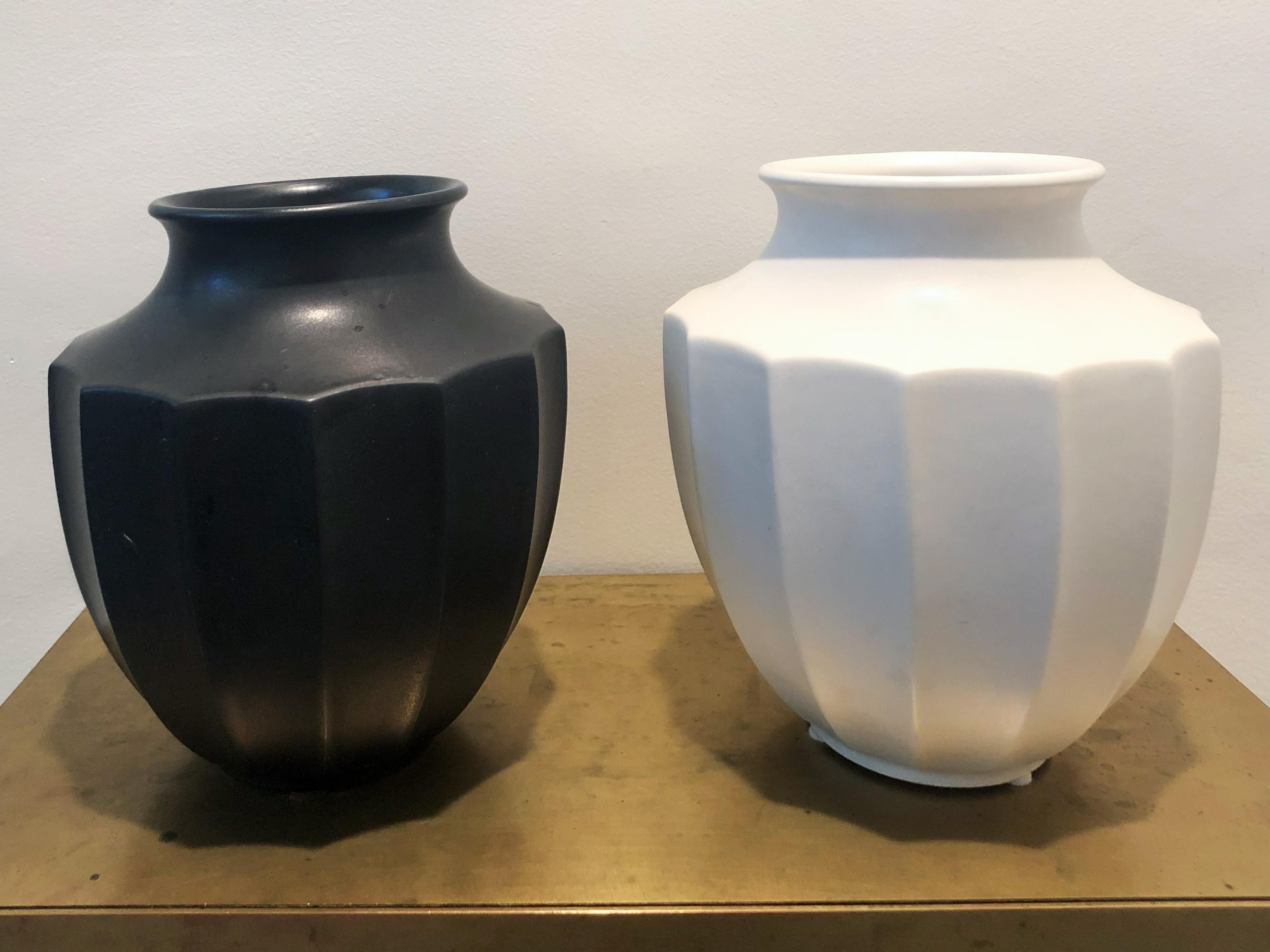 Mid-Century Modern Paire de vases en céramique noir et blanc du milieu du siècle dernier en vente