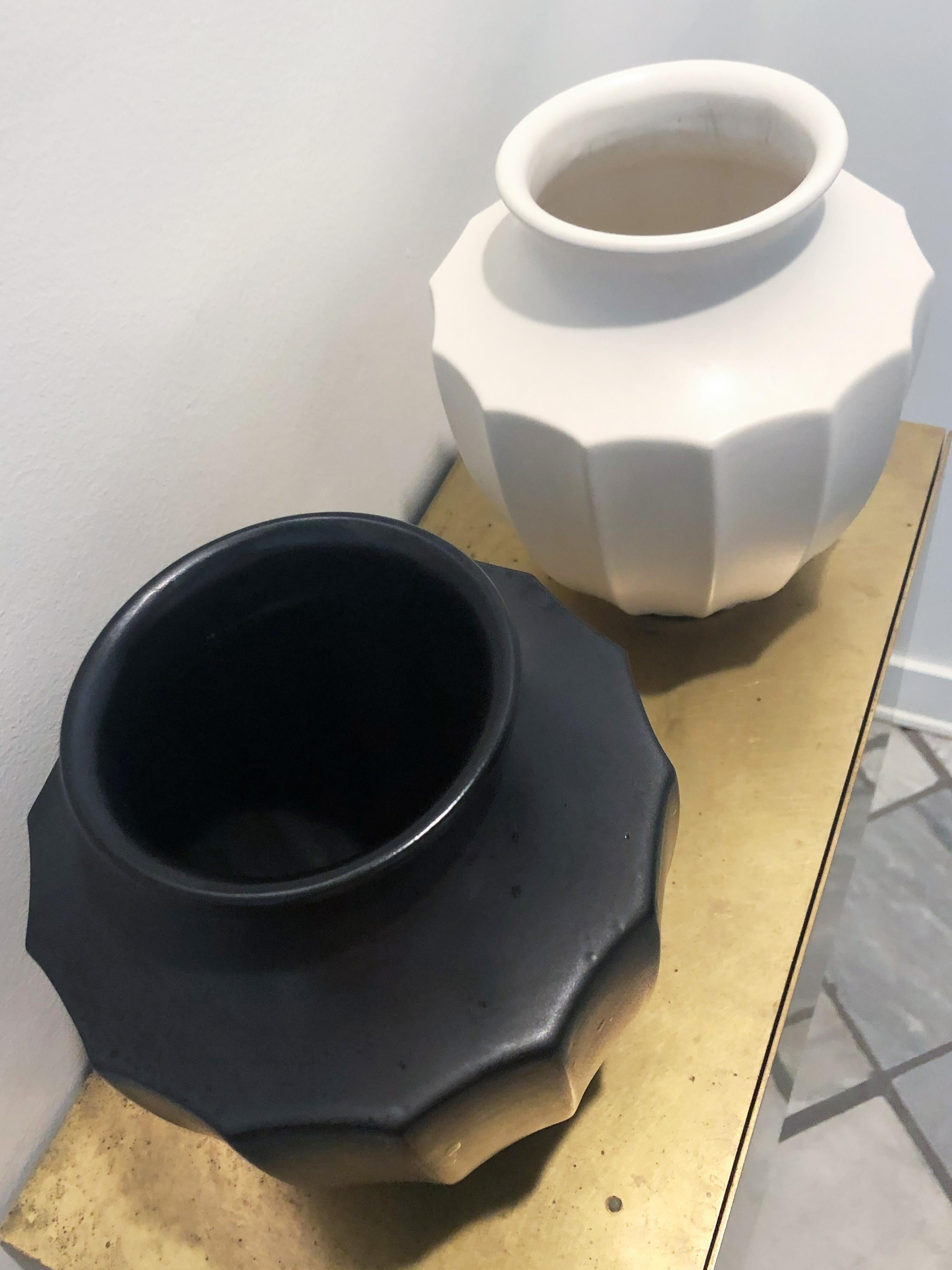 Paar Keramikgefäße aus der Mitte des Jahrhunderts in Schwarz und Weiß im Angebot 2
