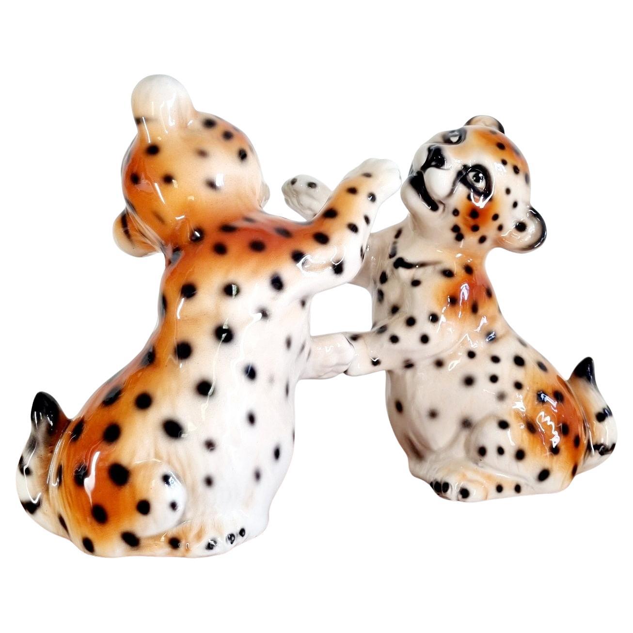 Pareja de cachorros de guepardo de cerámica de mediados de siglo, Italia años 80