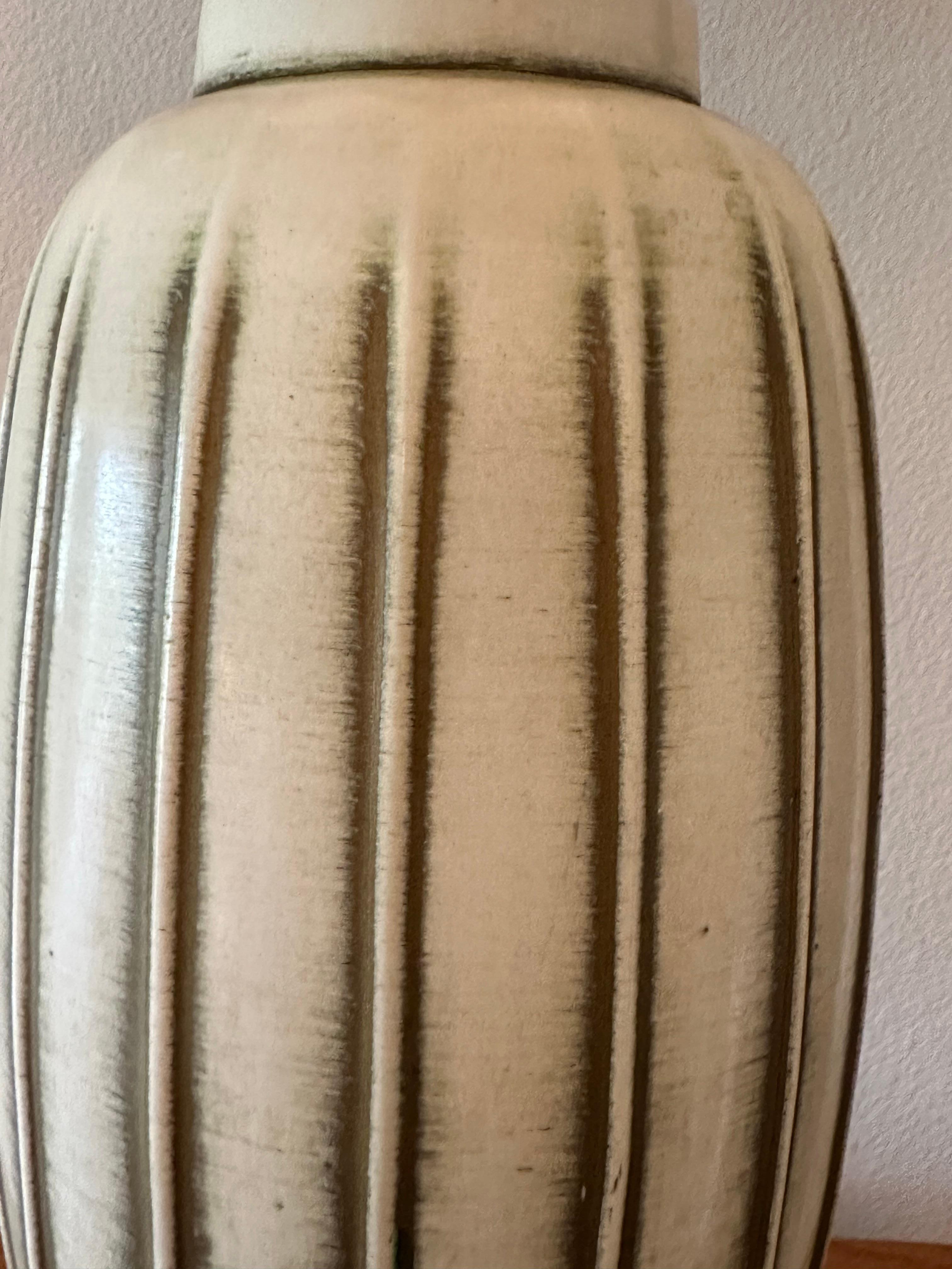 Pair of Mid-Century Ceramic Cream with Golden Stripes Table Lamps In Good Condition For Sale In Pasadena, CA