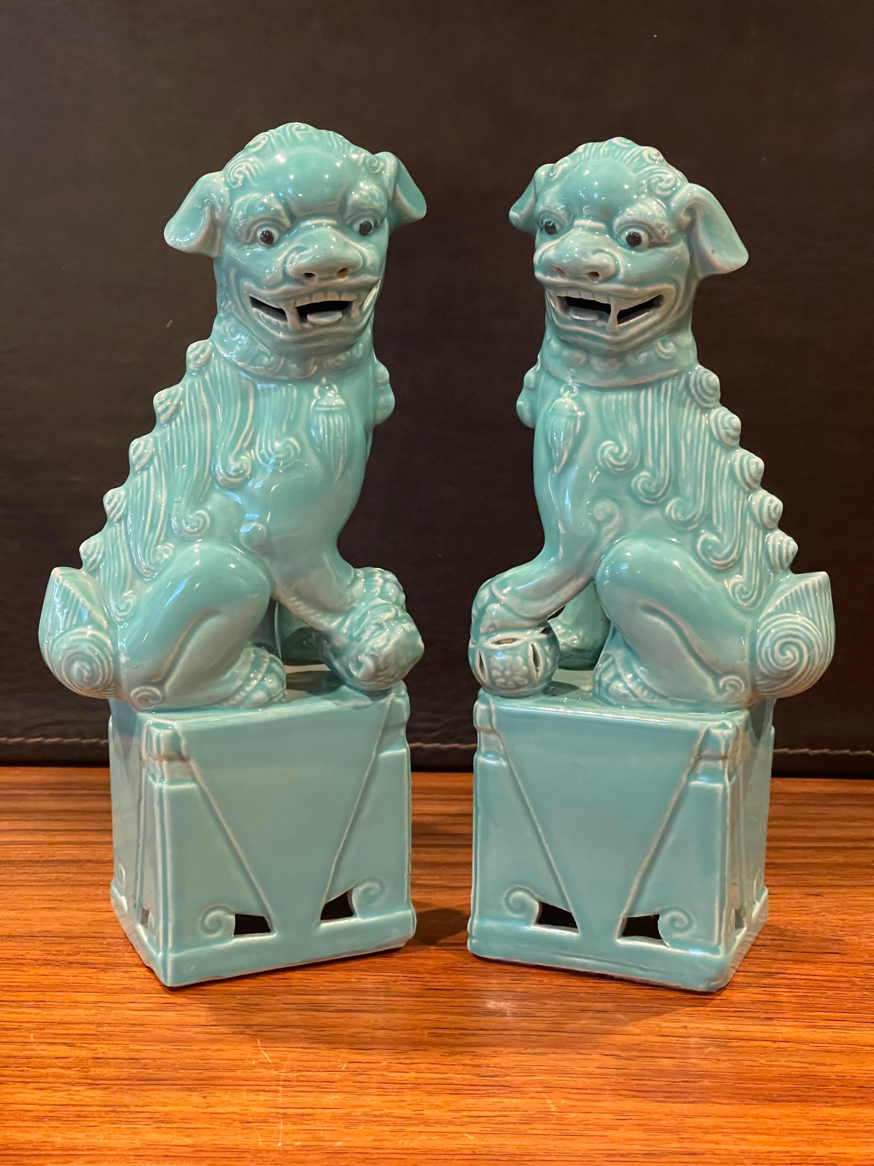 A very nice pair of vintage moss green ceramic foo dogs / bookends, circa 1960s. The pair are in very good condition and have a great patina. They measure 7