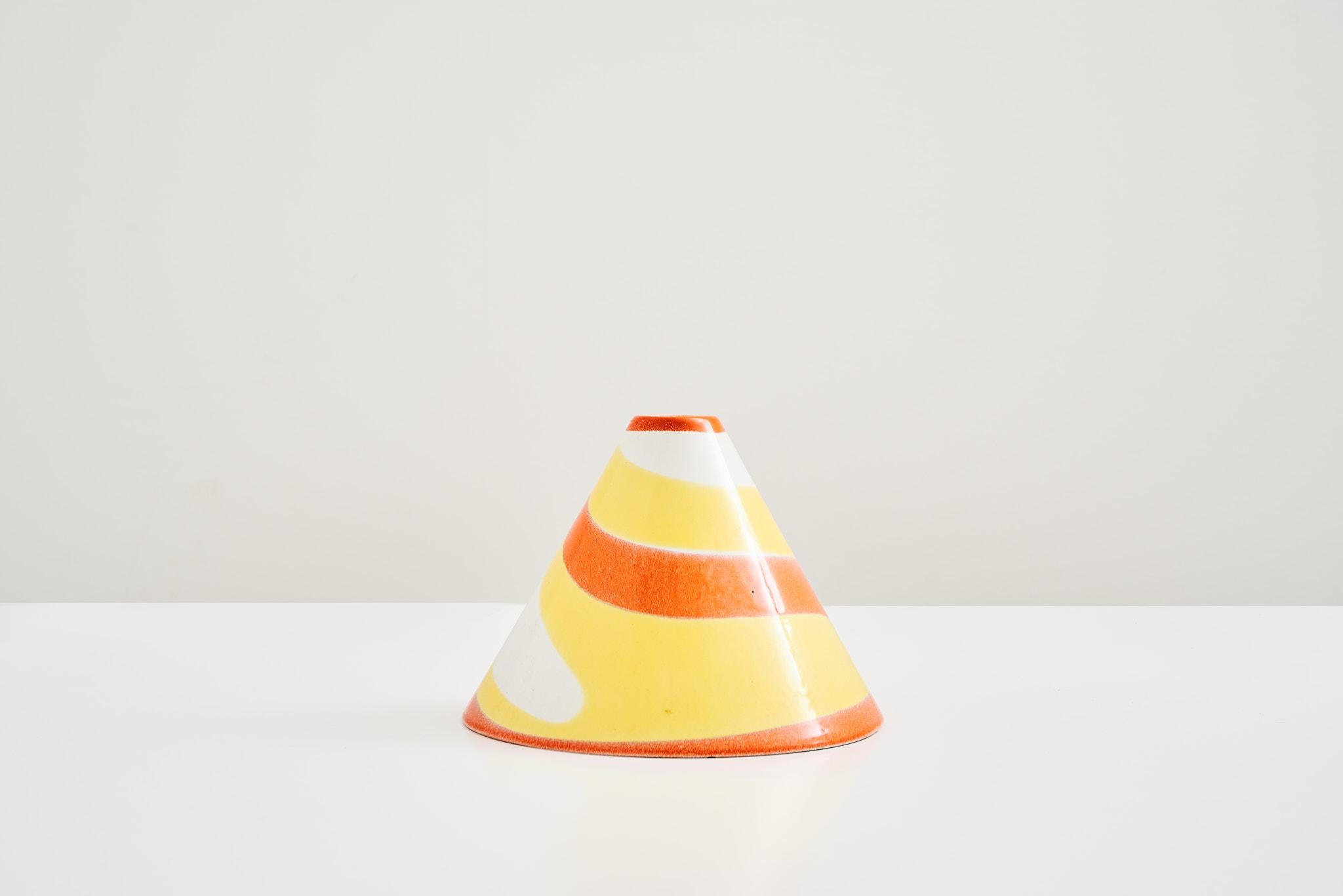 Cosa rende questo pezzo unico o speciale?
Questa splendida coppia di vasi in ceramica a forma di cono, disegnata da Ico Parisi e prodotta da Z9, esemplifica l'audace creatività del design italiano di metà secolo. Il loro dinamico motivo a vortice in
