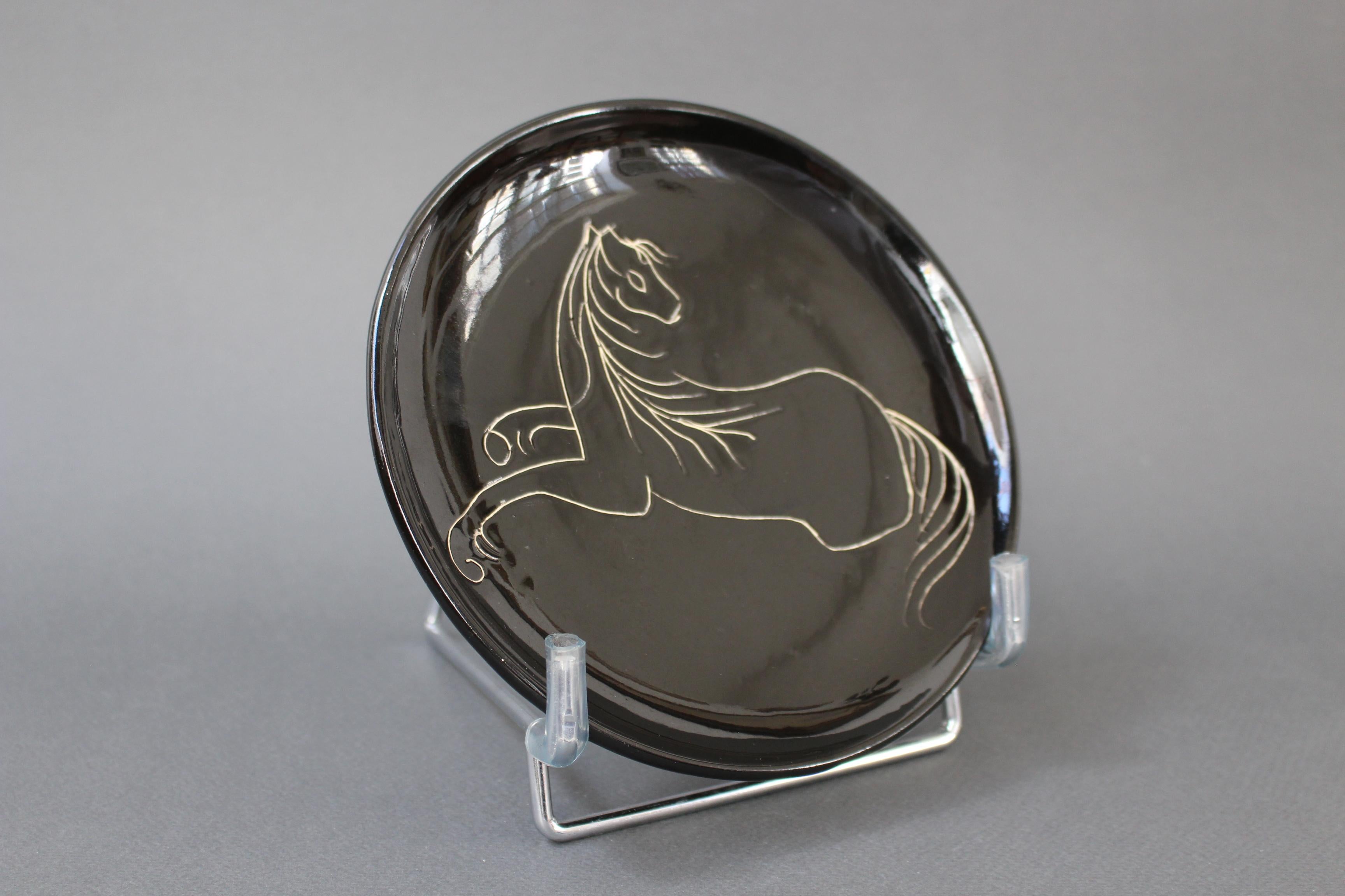 Paire d'assiettes en céramique du milieu du siècle avec chevaux stylisés de l'Atelier Cerenne en vente 3