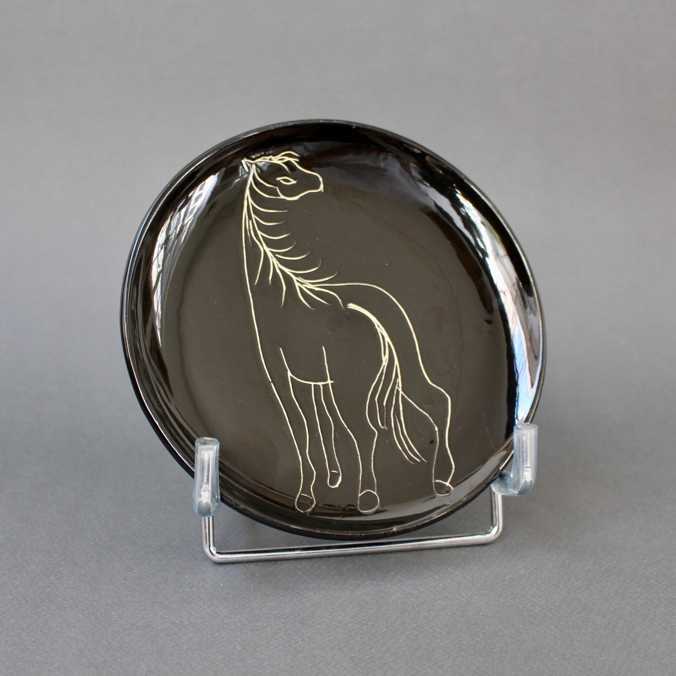 Pair of French mid-century ceramic plates with stylised horses by Atelier Cerenne (circa 1950s). The Chabaneix horse designs are incised into the ceramic, the lighter lines contrasting with the lustrous black. In good overall condition. Signed on