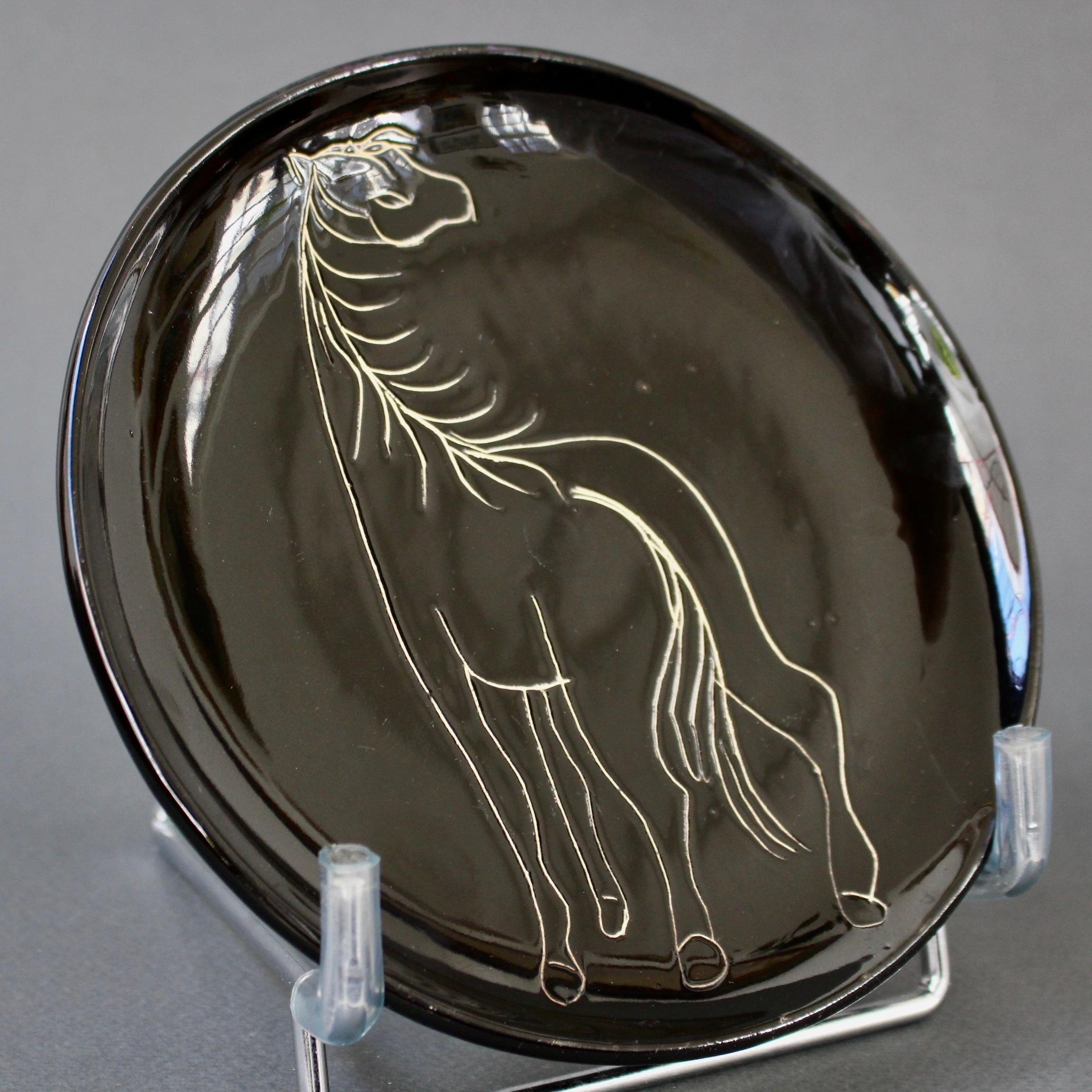 Paire d'assiettes en céramique du milieu du siècle avec chevaux stylisés de l'Atelier Cerenne en vente 1