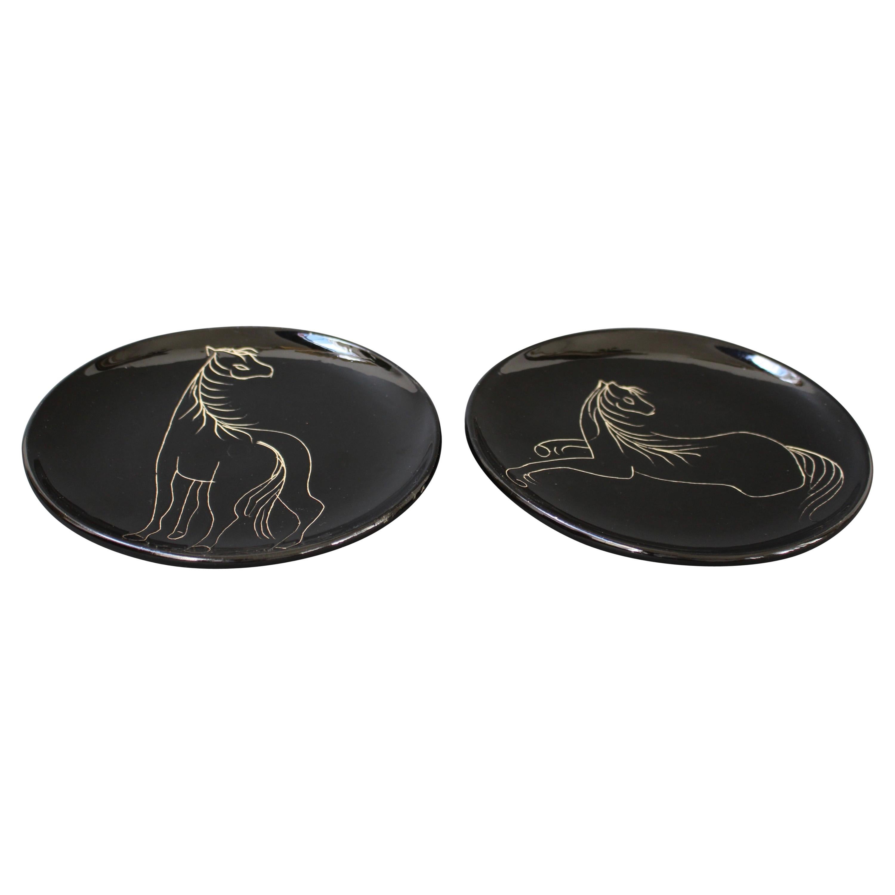 Paire d'assiettes en céramique du milieu du siècle avec chevaux stylisés de l'Atelier Cerenne en vente