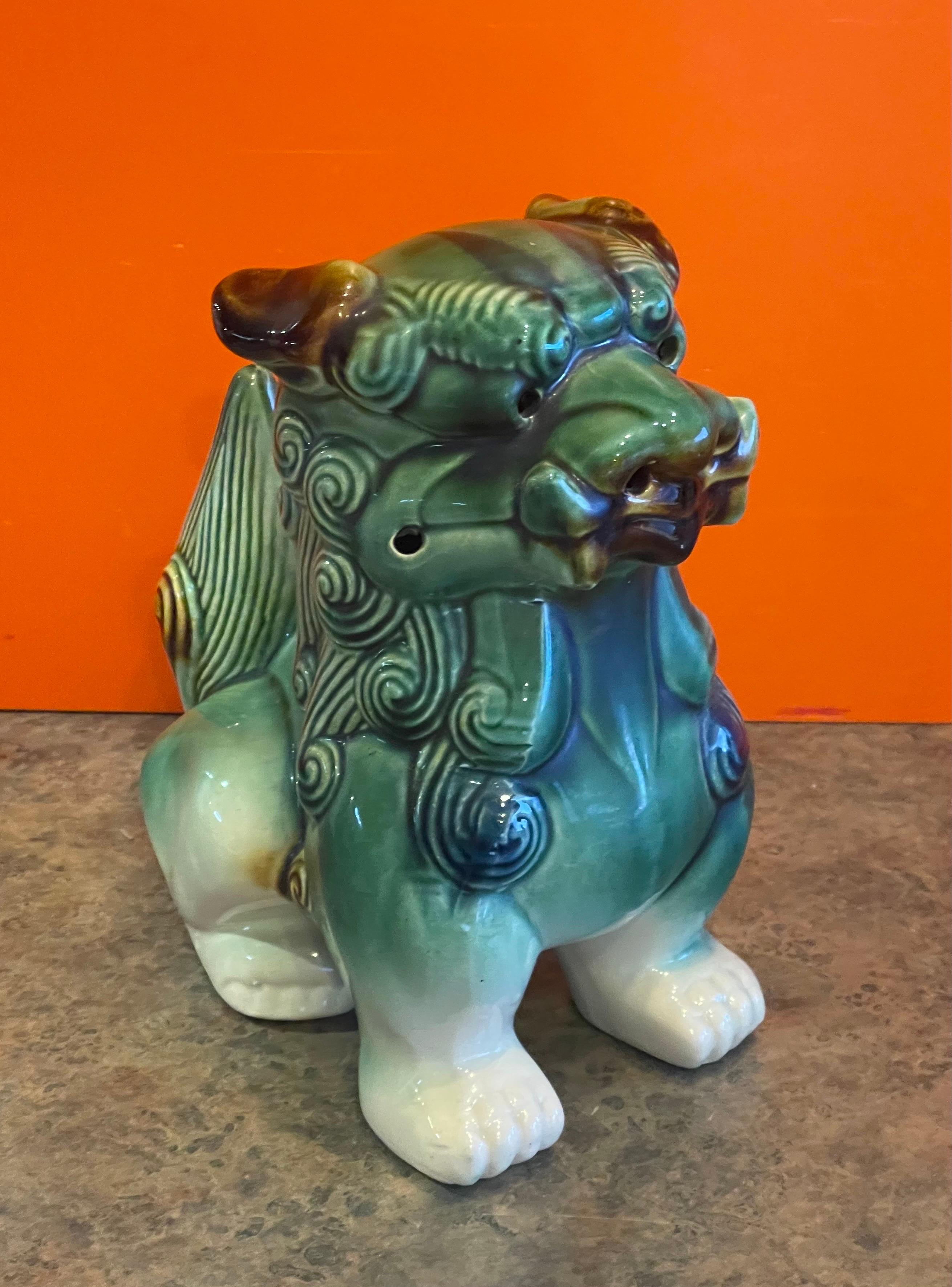 Paar polychrome Foo-Hunde aus Keramik aus der Mitte des Jahrhunderts im Angebot 4