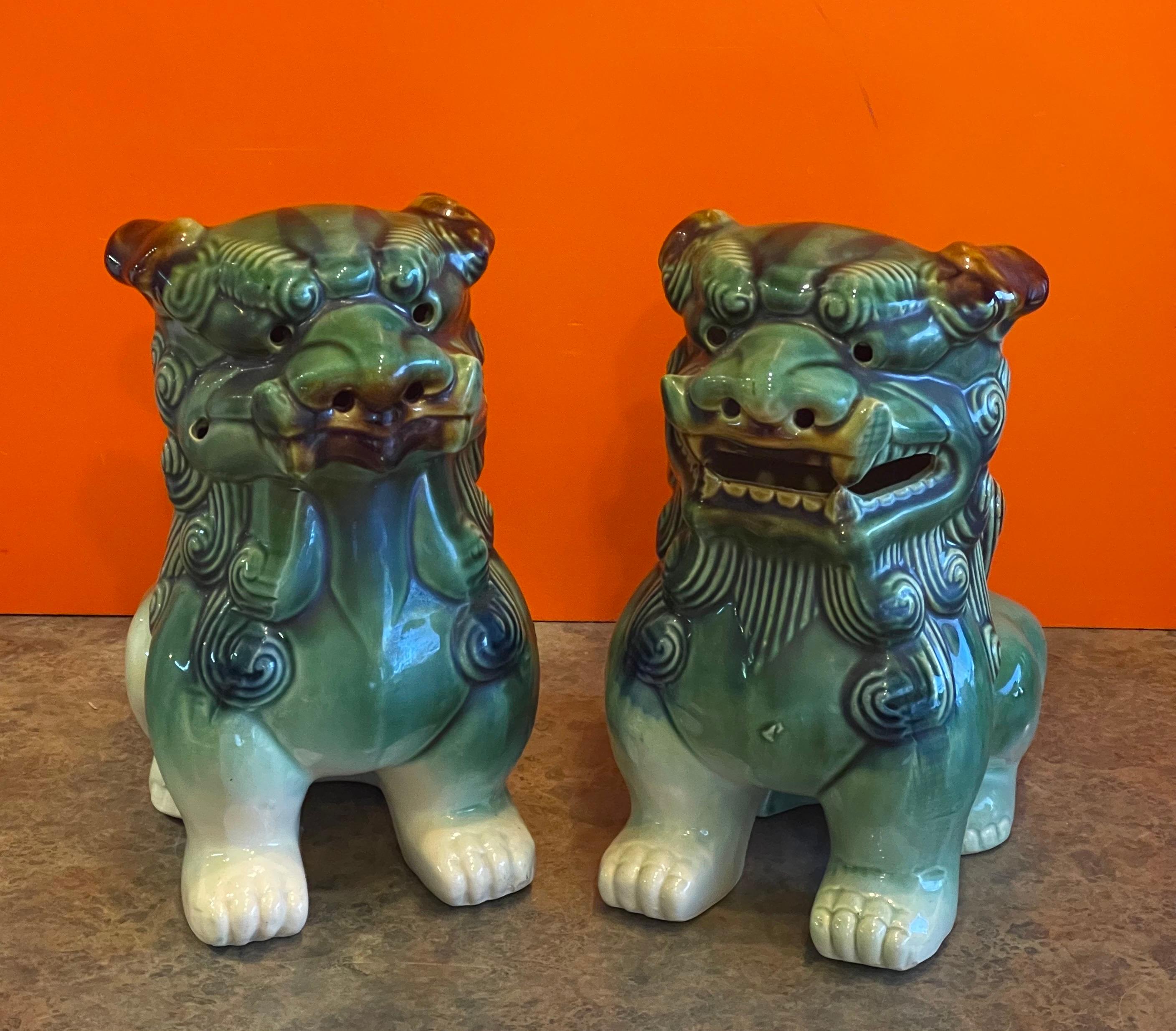 Paar polychrome Foo-Hunde aus Keramik aus der Mitte des Jahrhunderts im Angebot 6